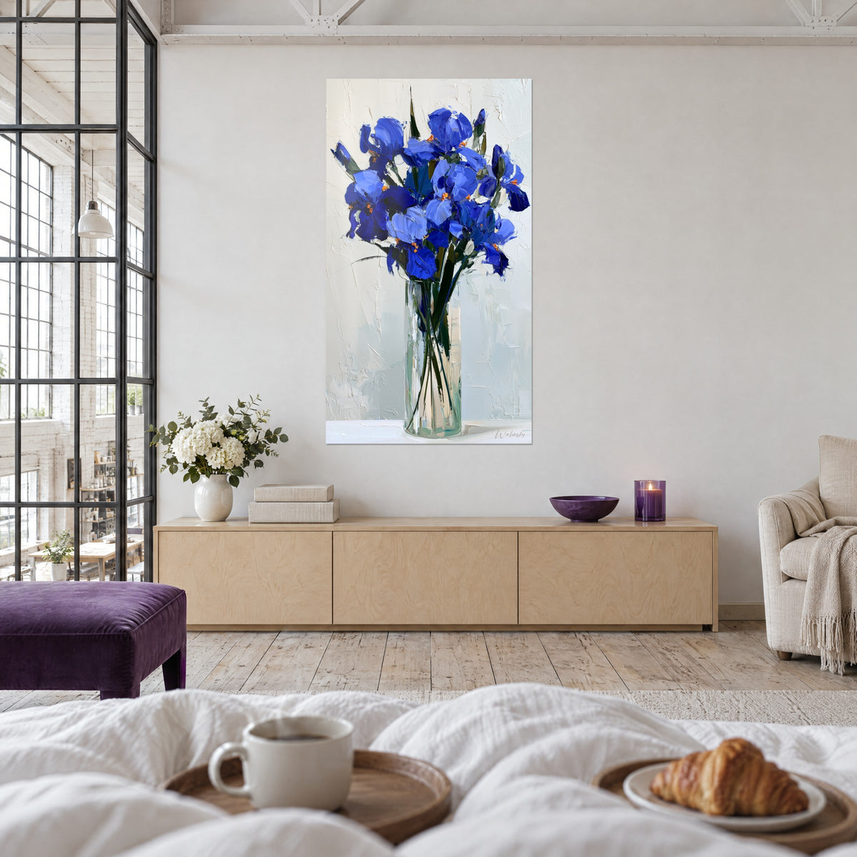 Gemälde violette Iris mit pastos aufgetragenen königsblauen und weißen Blütenblättern, grüne Stiele in einer durchsichtigen Vase, über einem Bett in einem hellen Schlafzimmer