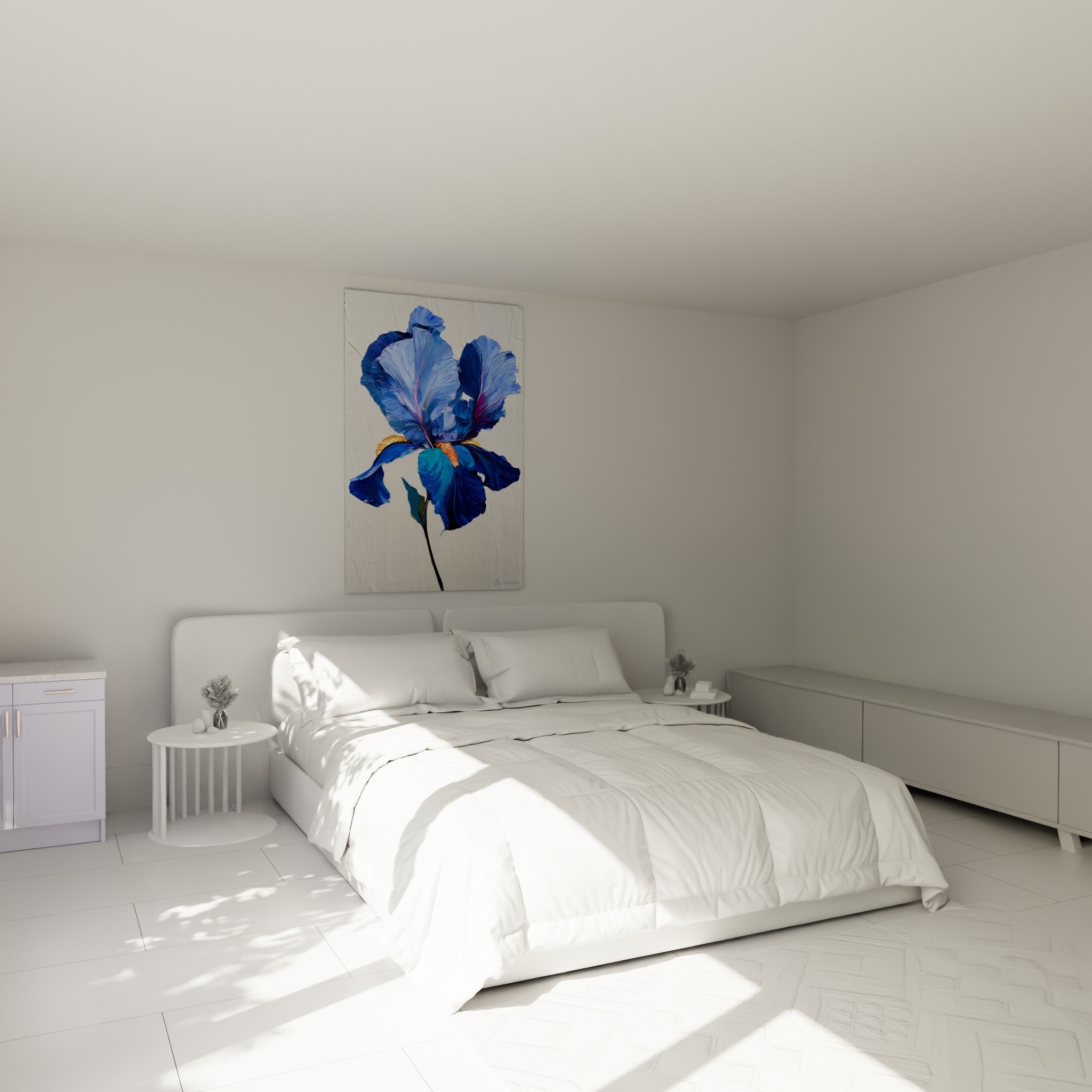 Fleur d'iris bleu roi et safran au-dessus d'un lit dans une chambre claire