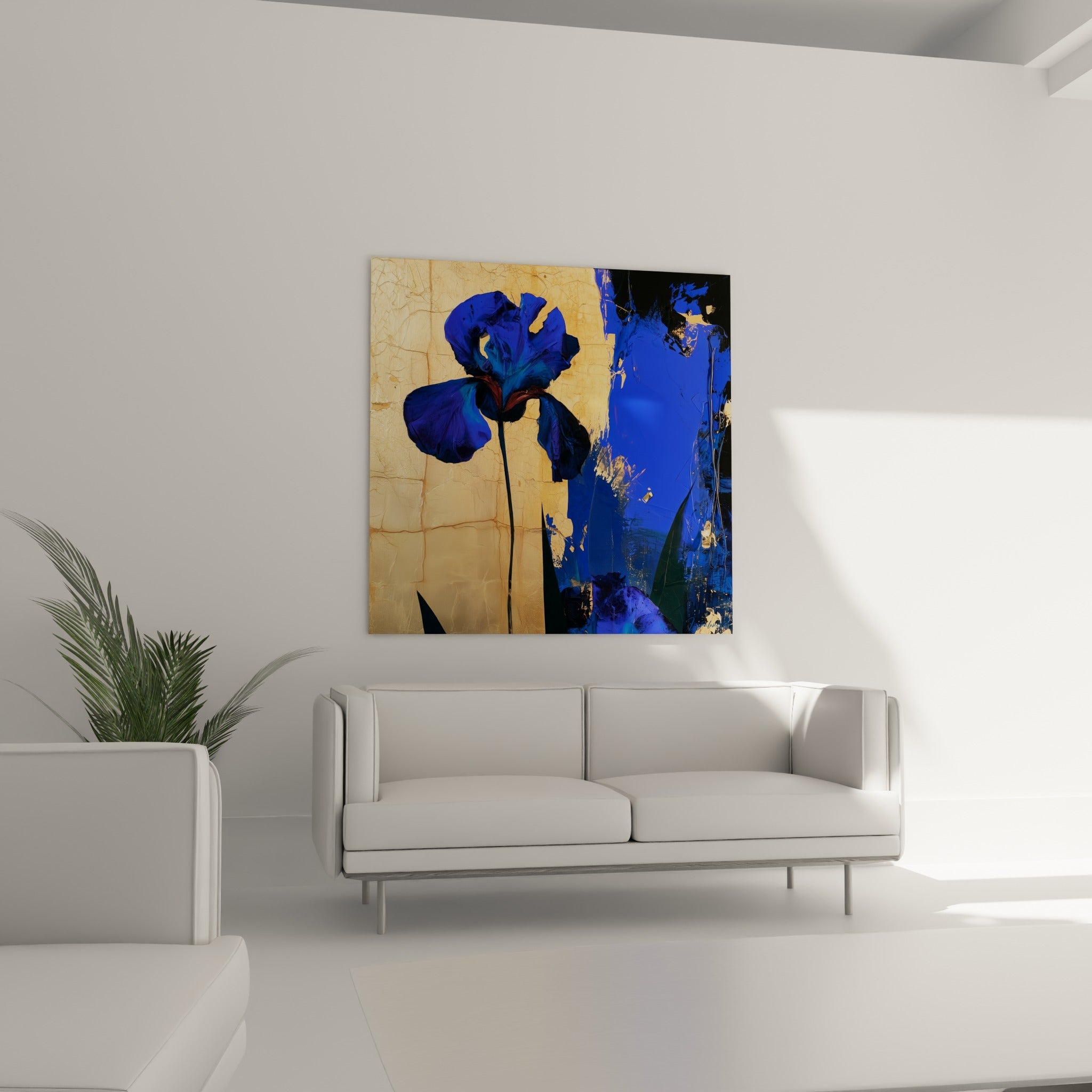 Pétales d'iris bleu roi et fond doré texturé, disposés au-dessus d'un canapé dans un salon lumineux