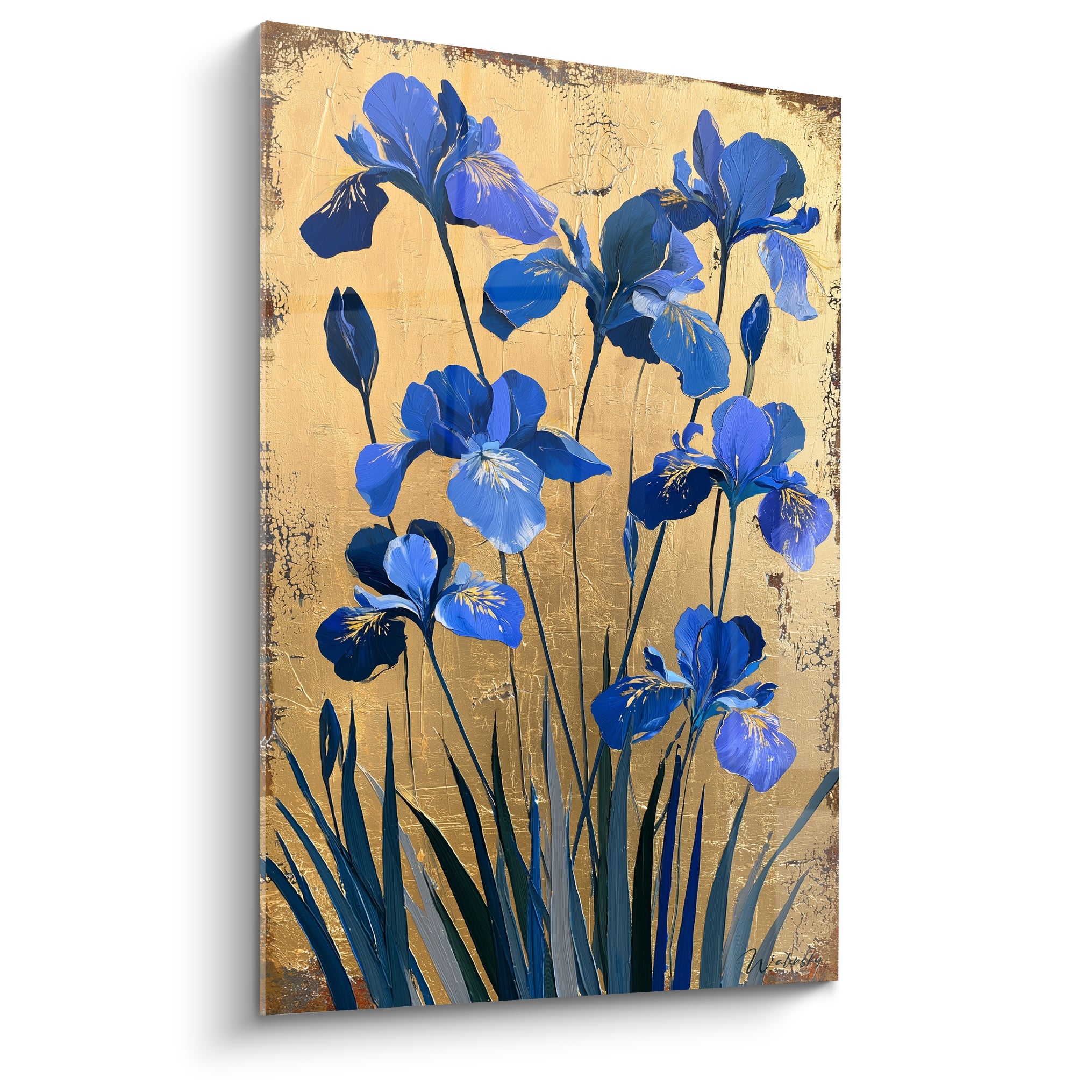 Iris bleus et bleu indigo aux pétales veloutés sur fond doré patiné et craquelé