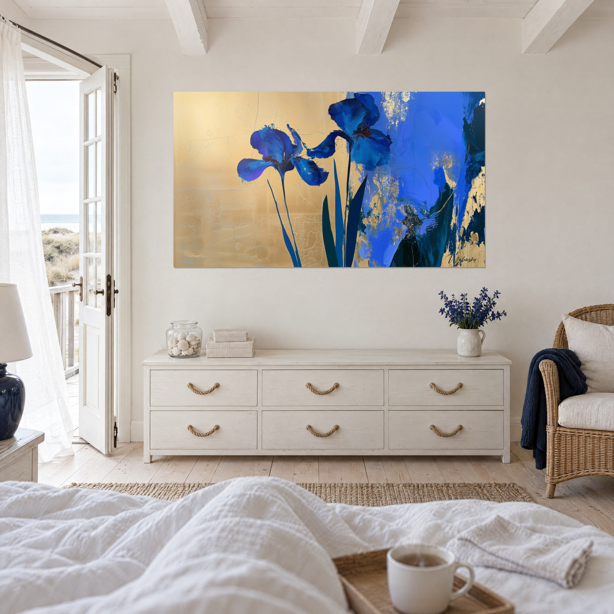 Tableau iris bleus aux tiges vert sombre sur mur d'or, personne de dos près de la porte-fenêtre, au-dessus d'un lit dans une chambre claire
