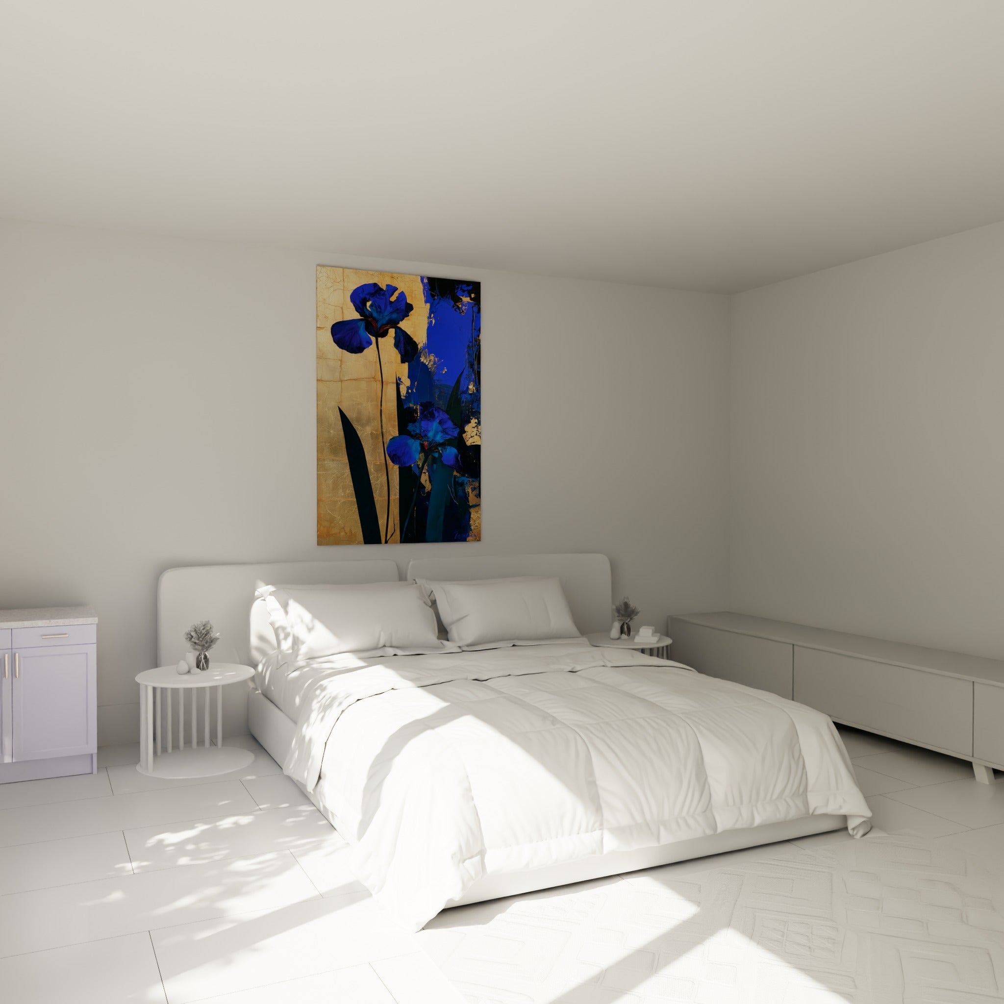 Iris aux pétales bleu roi et bordeaux, tiges anthracite, au-dessus d'un lit dans une chambre claire