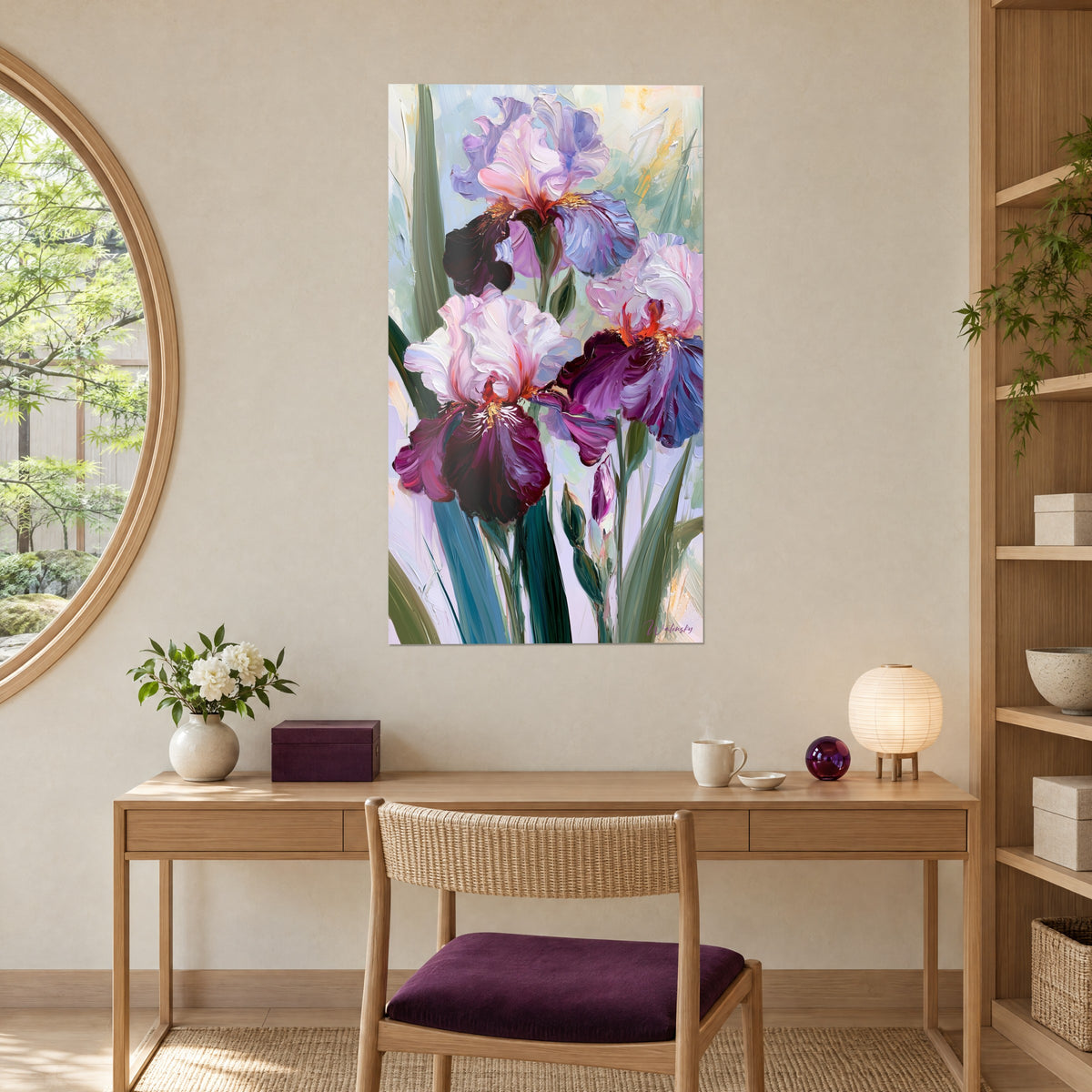 Schilderij iris met royaal impasto, mauve bloembladeren en saffraankleurige veren, boven een lichte houten bureau bij een rond raam