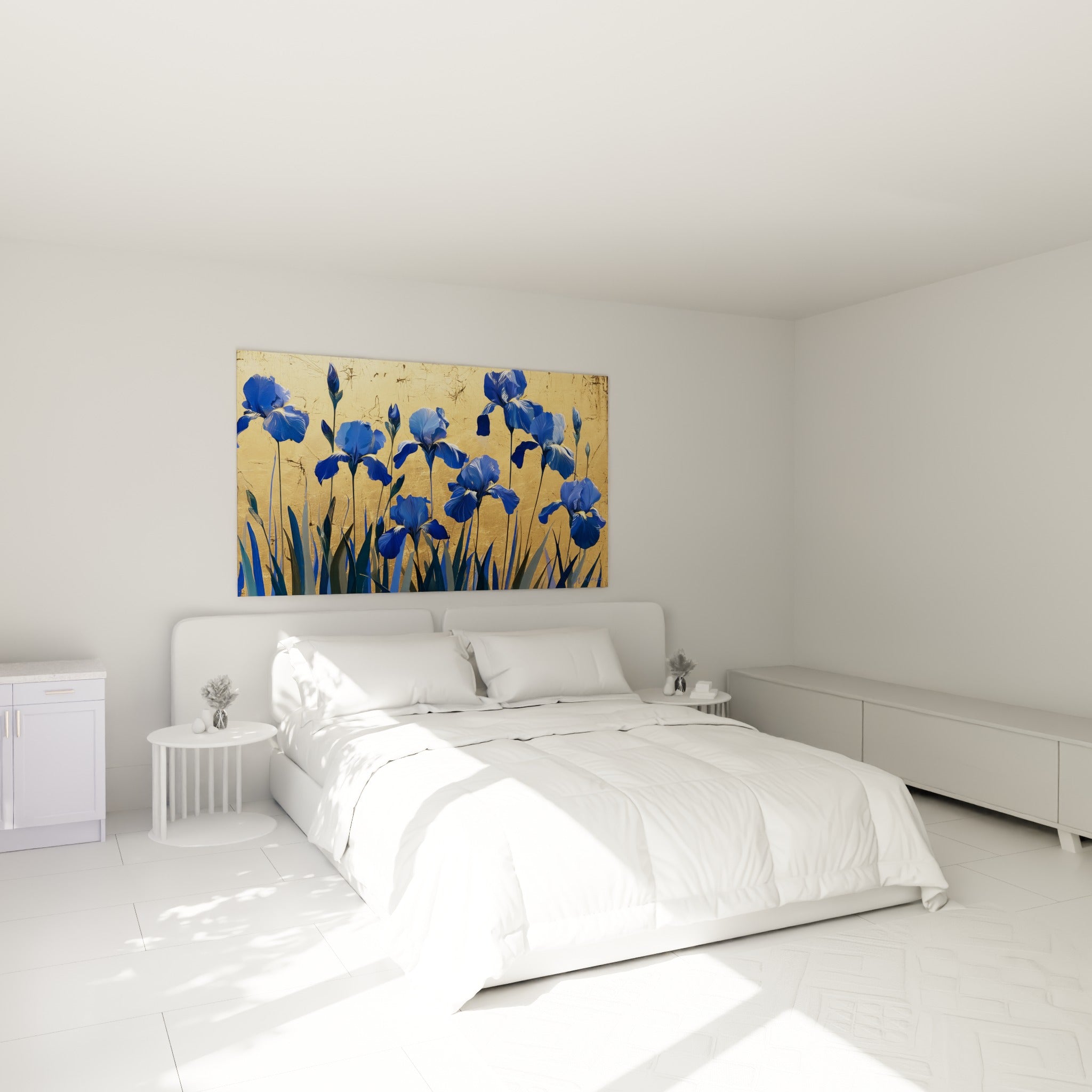 Bouquet d'iris bleu marine et doré, œuvre accrochée au-dessus d'un lit dans une chambre claire