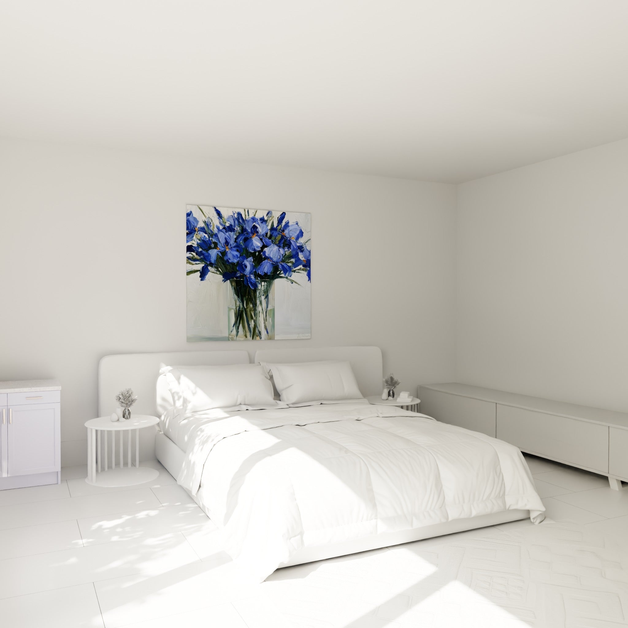Iris bleus et cœurs orangés peints en empâtement, au-dessus d'un lit dans une chambre claire