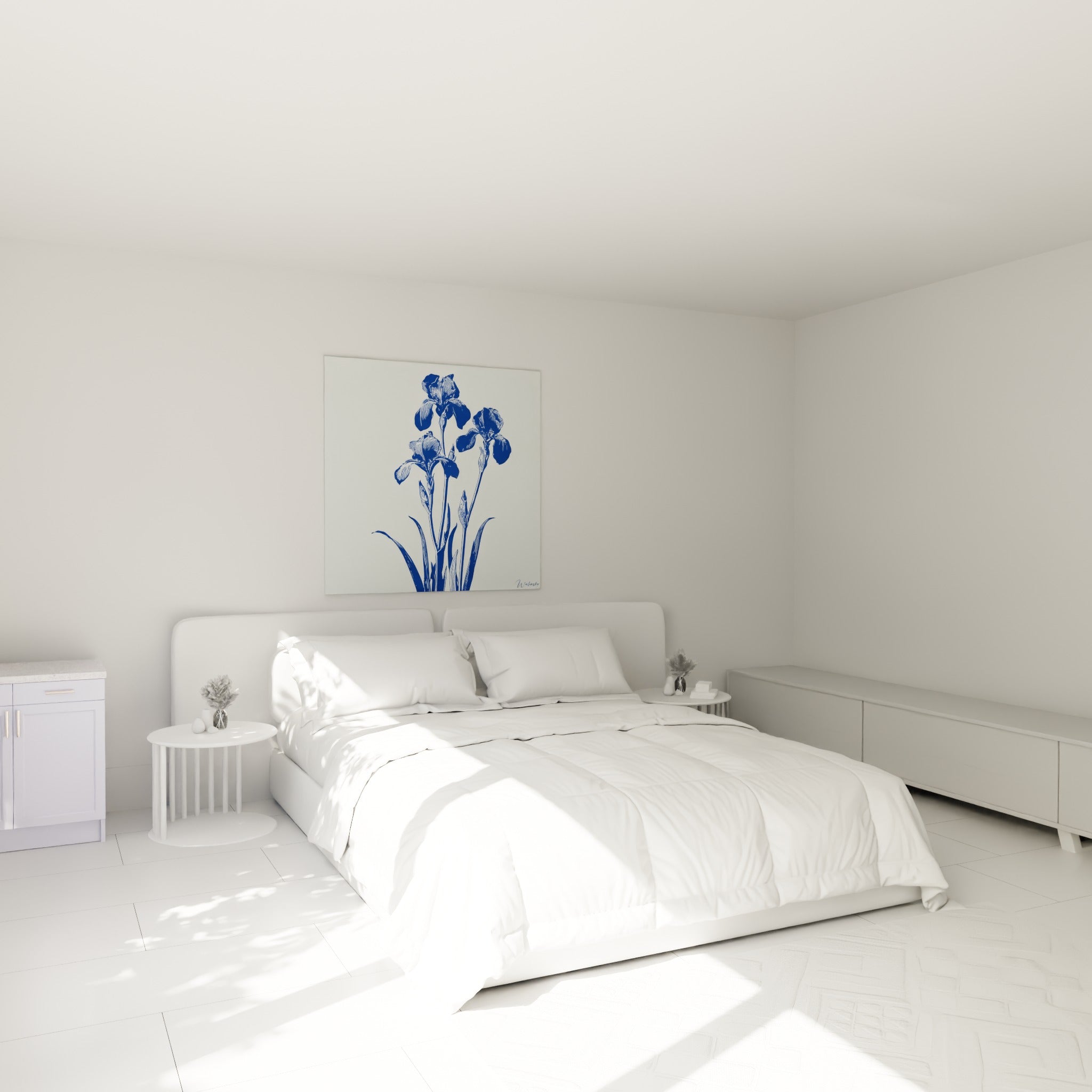 Bouquet d'iris bleu marine au trait délicat, accroché au-dessus d'un lit dans une chambre claire