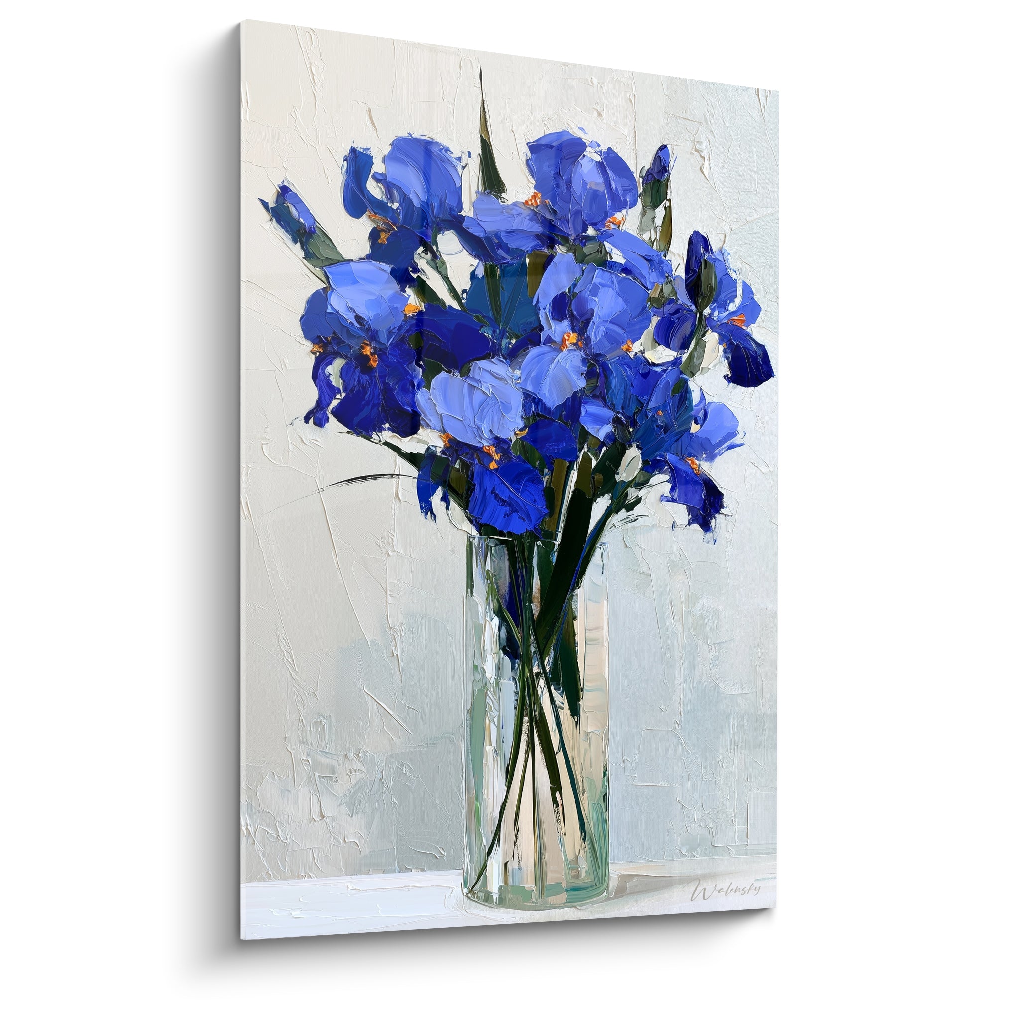 Bouquet d'iris bleu marine et lavande peint en relief dans un vase de verre transparent