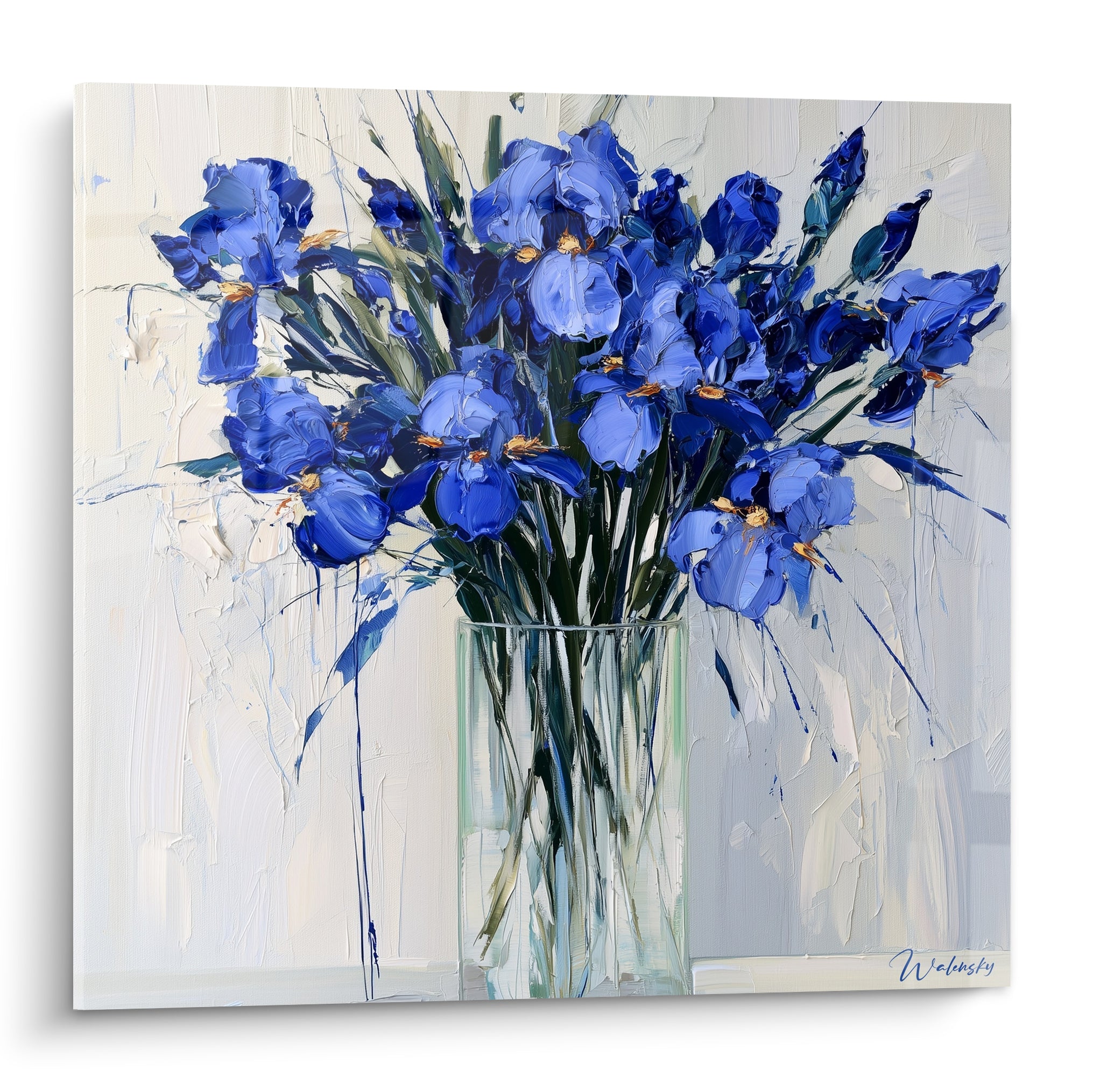 Bouquet d'iris bleu marine et pastel dans un vase en verre transparent, matière épaisse et lumineuse