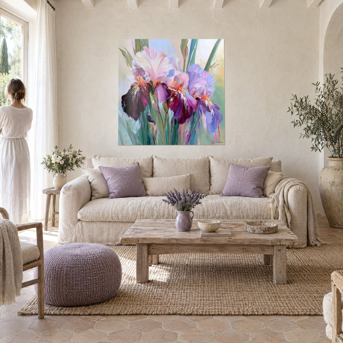 Gemälde mit drei Iris, blassrosa und bordeauxfarbene Blütenblätter, pastos aufgetragen, über einem Sofa in einem hellen Wohnzimmer