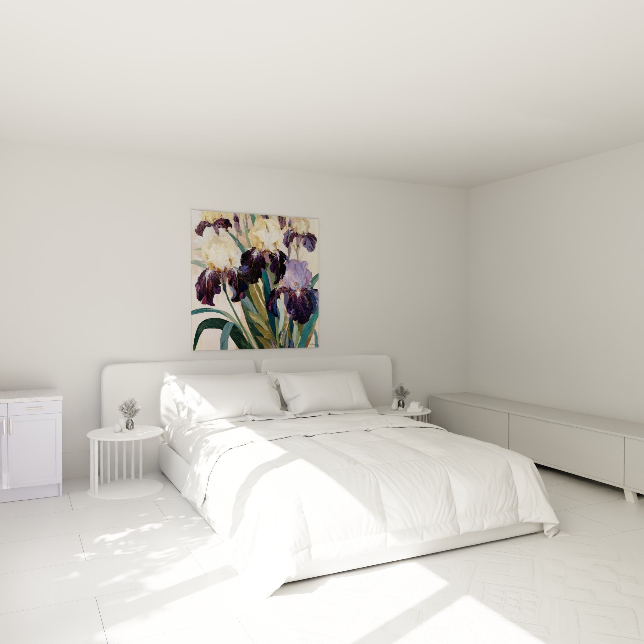 Bouquet d'iris crème et prune au-dessus d'un lit dans une chambre claire et épurée