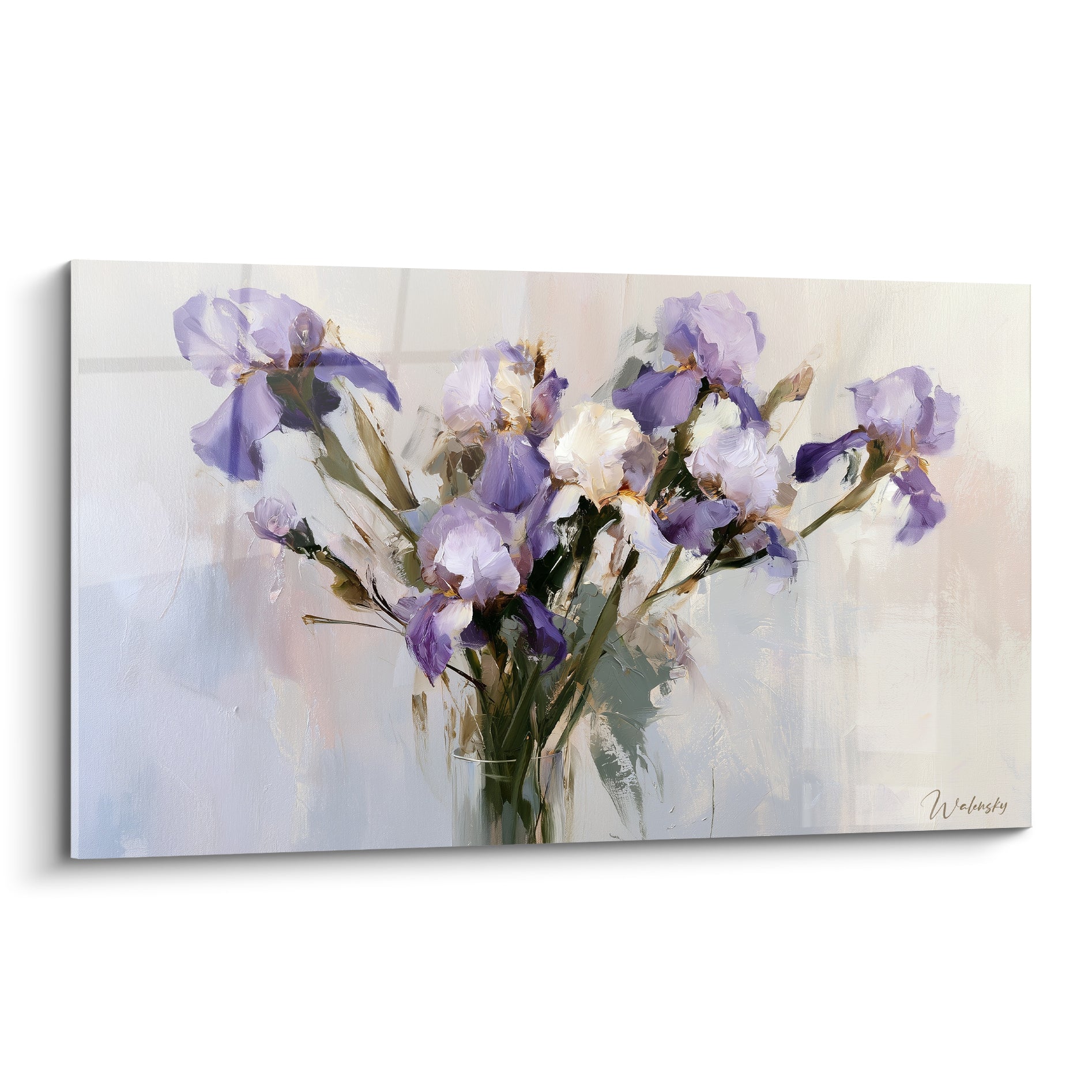 Bouquet d'iris violet et blanc peint en vase, pétales détaillés sur fond gris perle