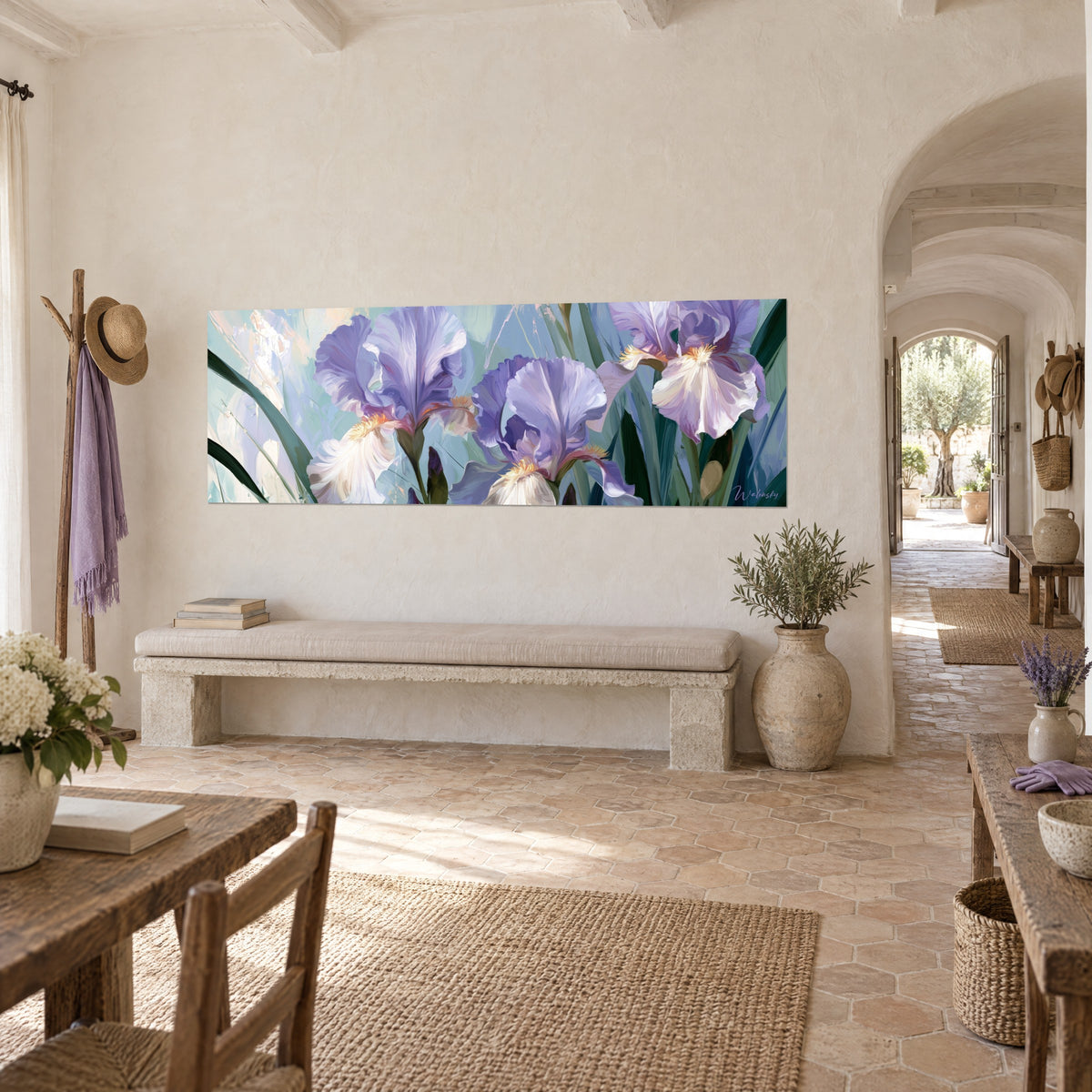 Cuadro de flores de iris lila y blanco crema con corazones amarillo azafrán, hojas verde oscuro, sobre un banco de piedra en un mas