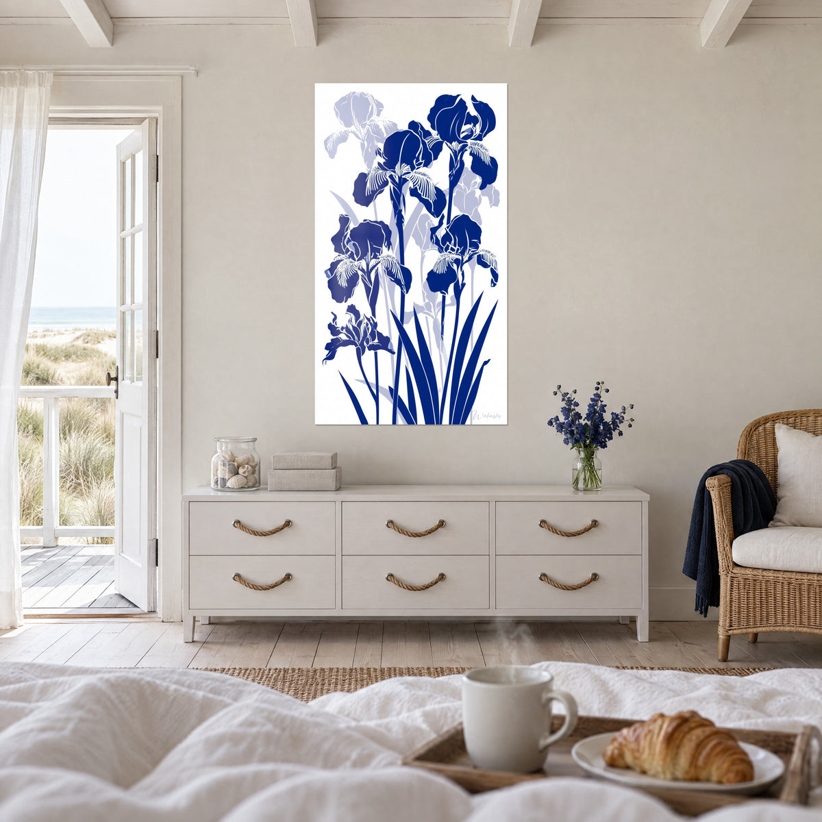 Cuadro siluetas florales índigo y blanco, hojas en forma de lamas, encima de una cama en un dormitorio claro