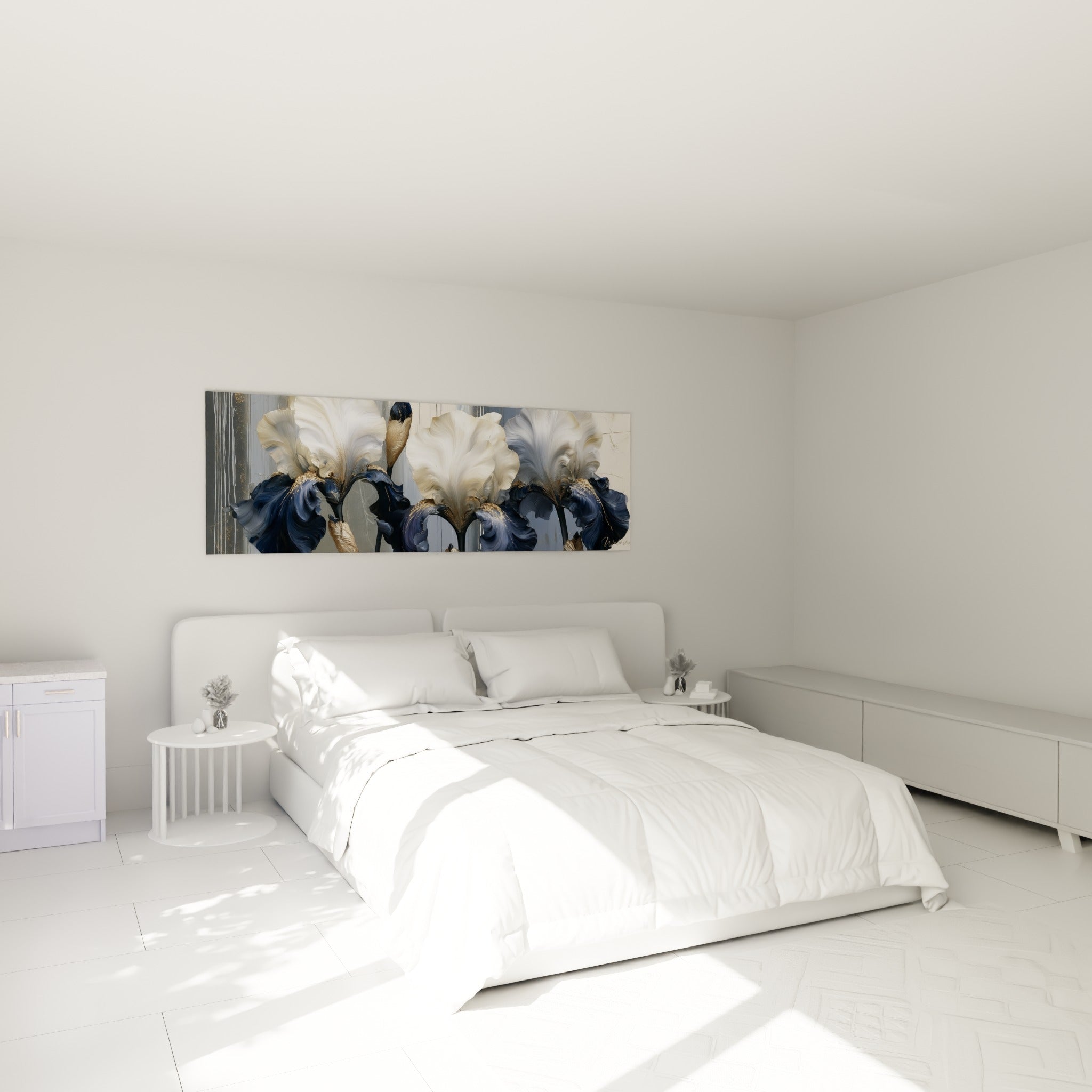 Iris blanc nacré et bleu marine peint au-dessus d'un lit dans une chambre claire