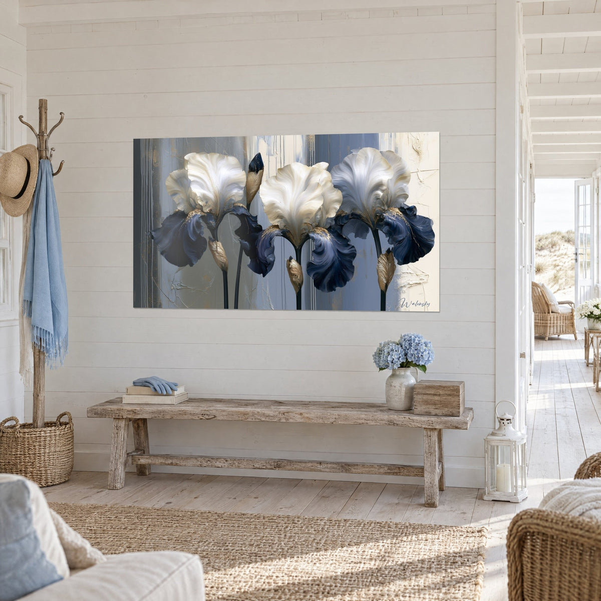 Gemälde Trio aus Blumen mit goldenen, elfenbeinfarbenen und indigoblauen Blättern auf graublauem Grund, über einer Bank aus patiniertem Holz