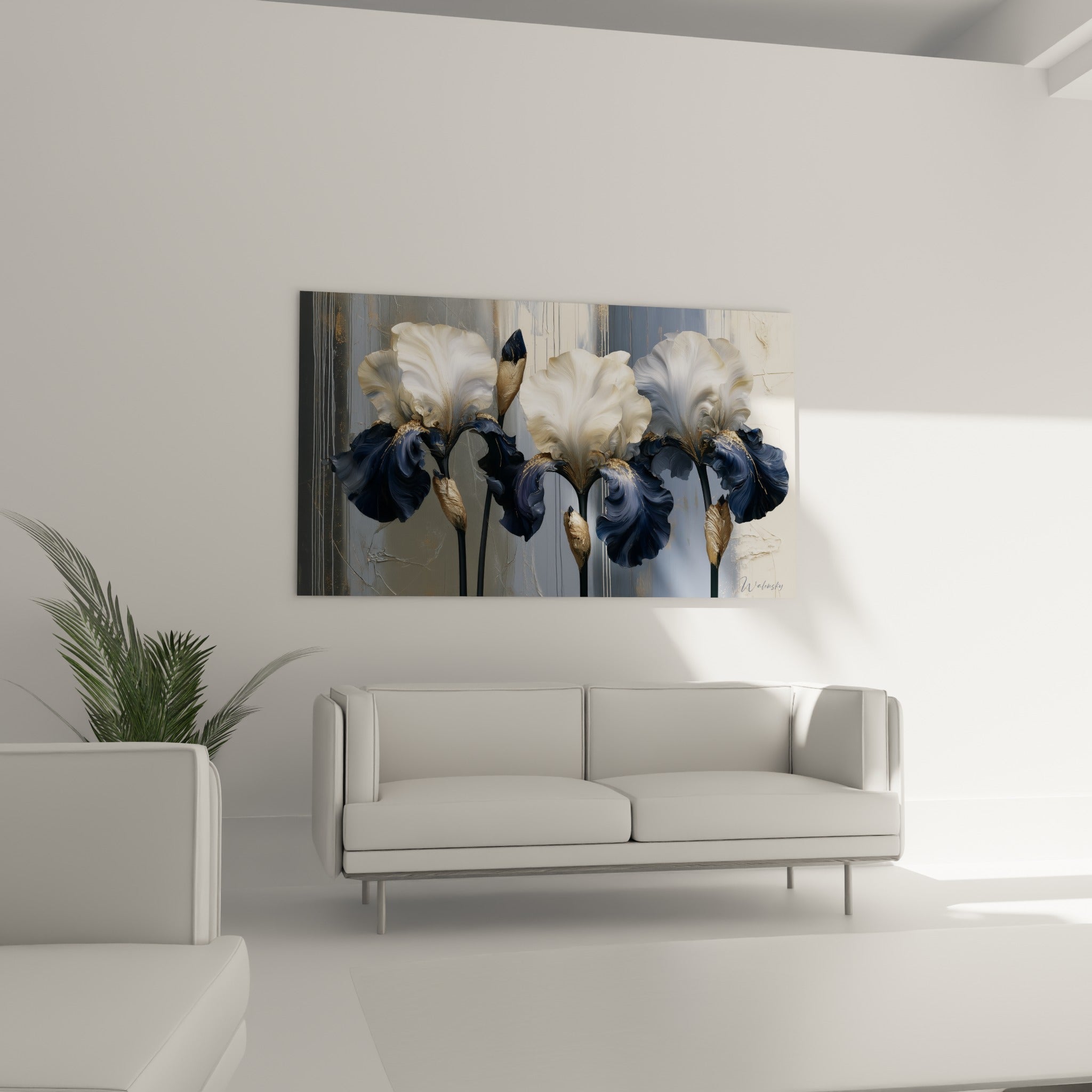 Pétales d'iris crème et bleu marine ornés de reflets dorés, au-dessus d'un canapé dans un salon lumineux