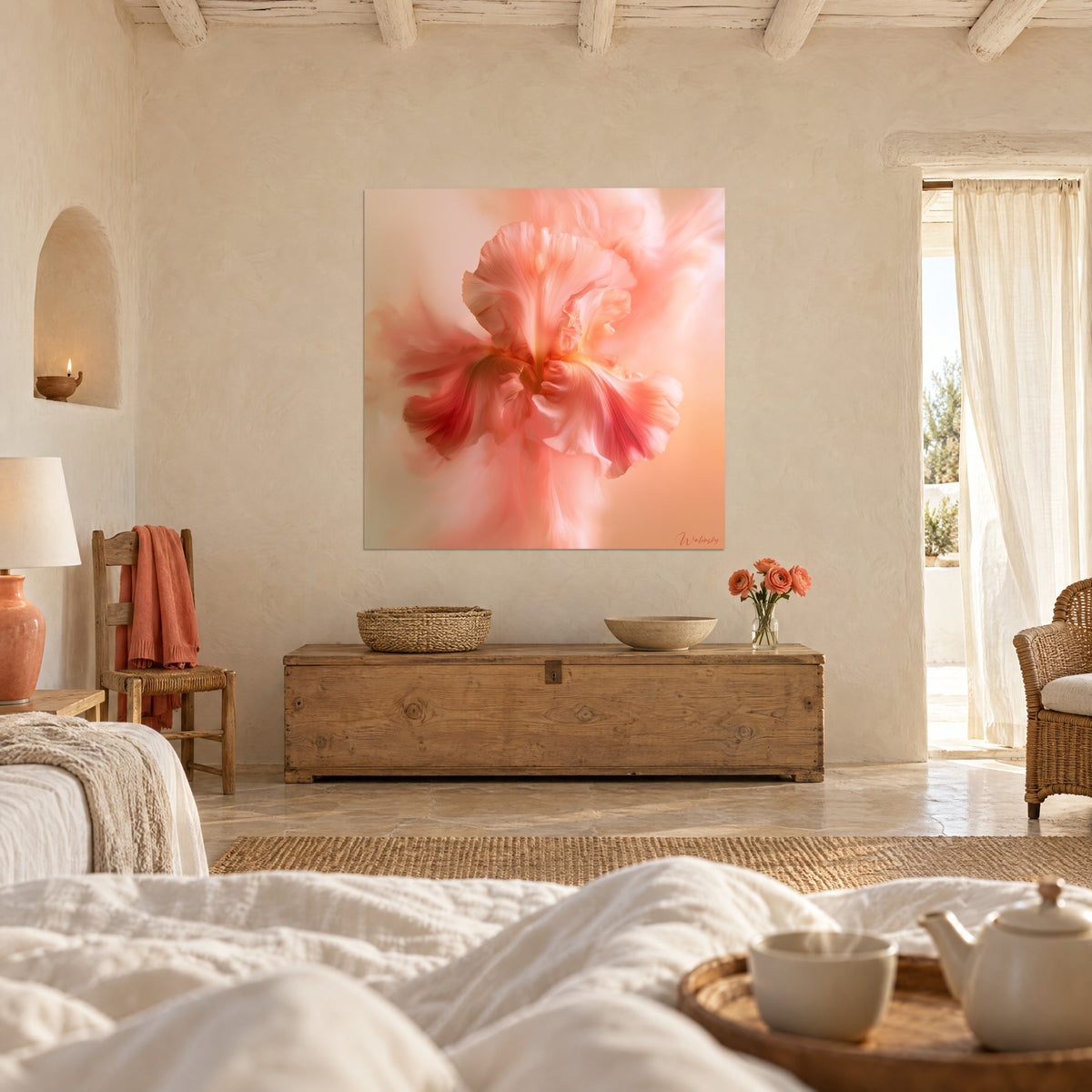 Cuadro de corola de iris arrugada en rosa empolvado y naranja, dos personas de espaldas sobre una cama en un dormitorio luminoso