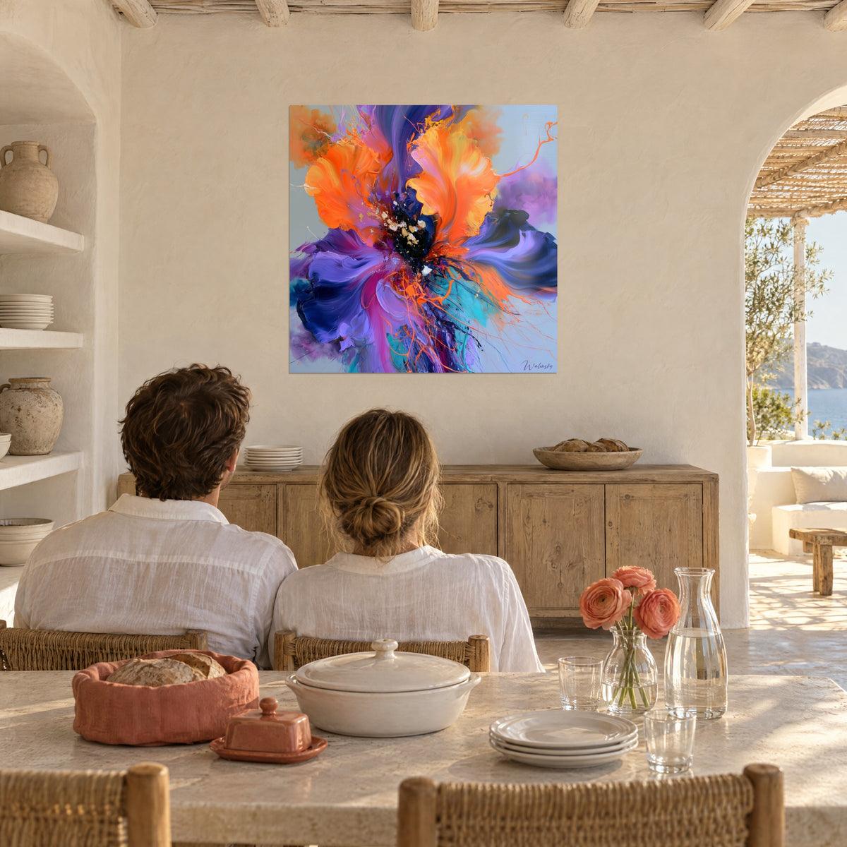 Cuadro ramo de pintura espesa naranja, violeta y turquesa, corazón oscuro salpicado de oro, frente a una pareja sentada a la mesa