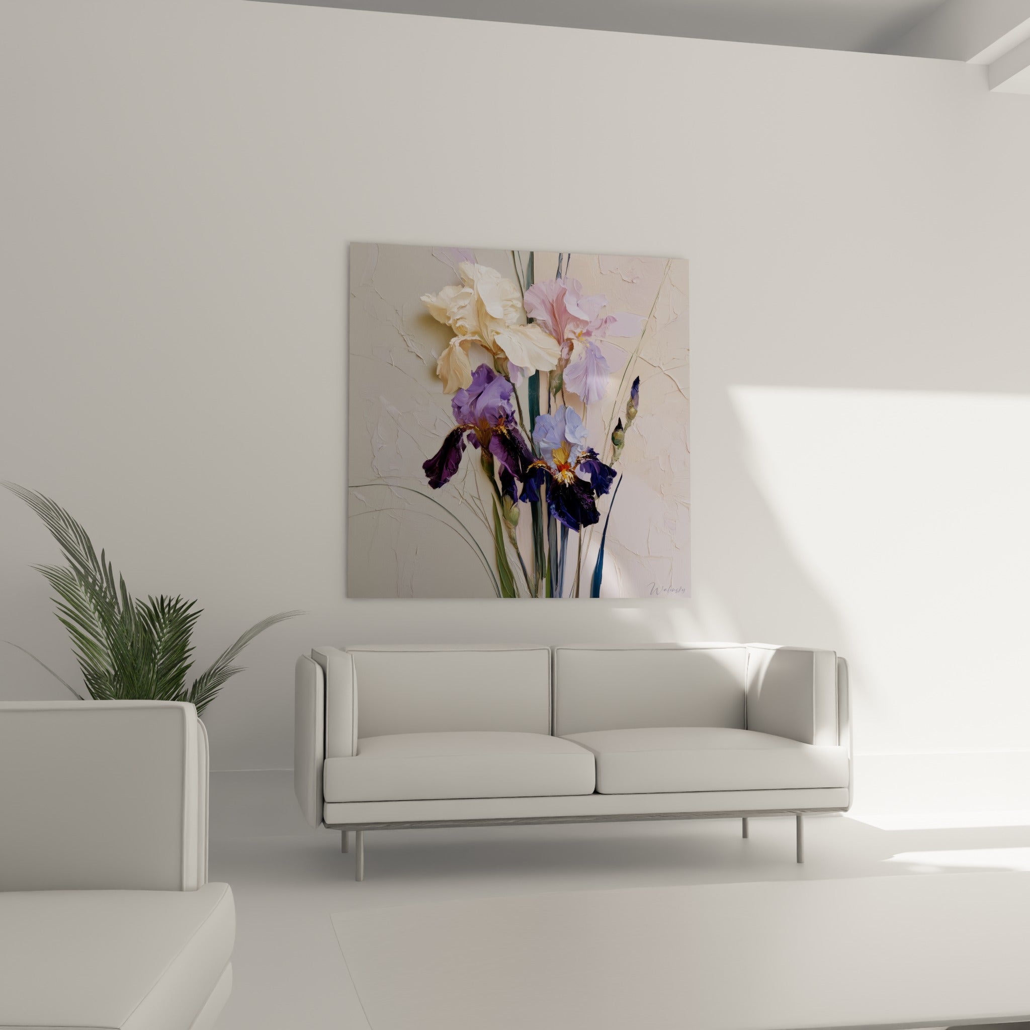 Fleurs d'iris ivoire et violet profond en relief peint, au-dessus d'un canapé dans un salon lumineux