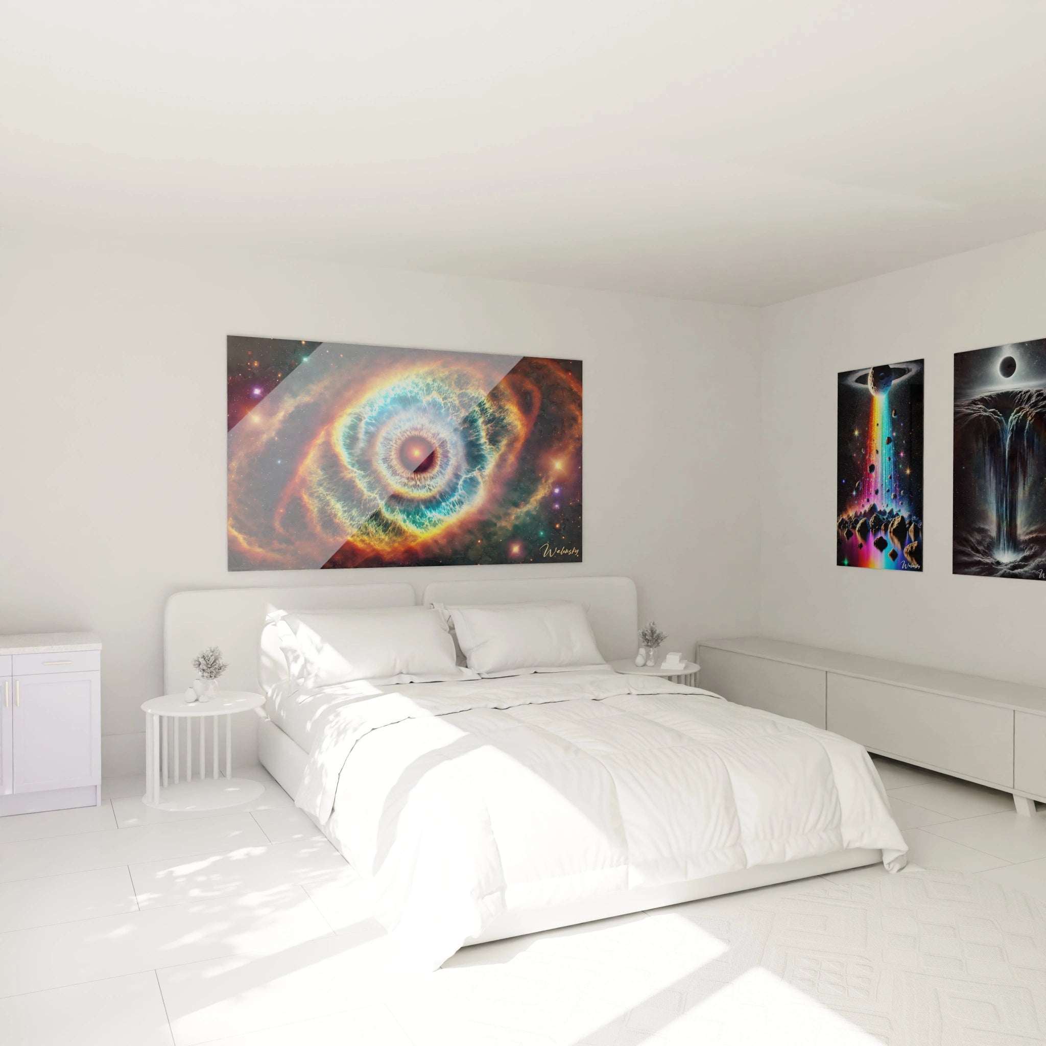 Dans une chambre, au-dessus du lit, le tableau espace illumine la pièce avec ses nuances vibrantes de bleu et orange, un œil galactique hypnotique, et des textures rappelant des galaxies lointaines.

