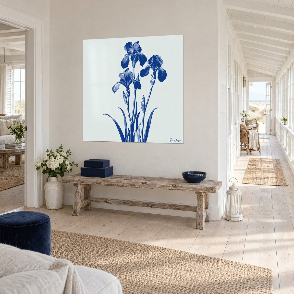 Gemälde Iris-Strauß in Indigo mit schlanken Blättern auf blassgrauem Grund, weiße Wand eines Meerhauses, Holzbank