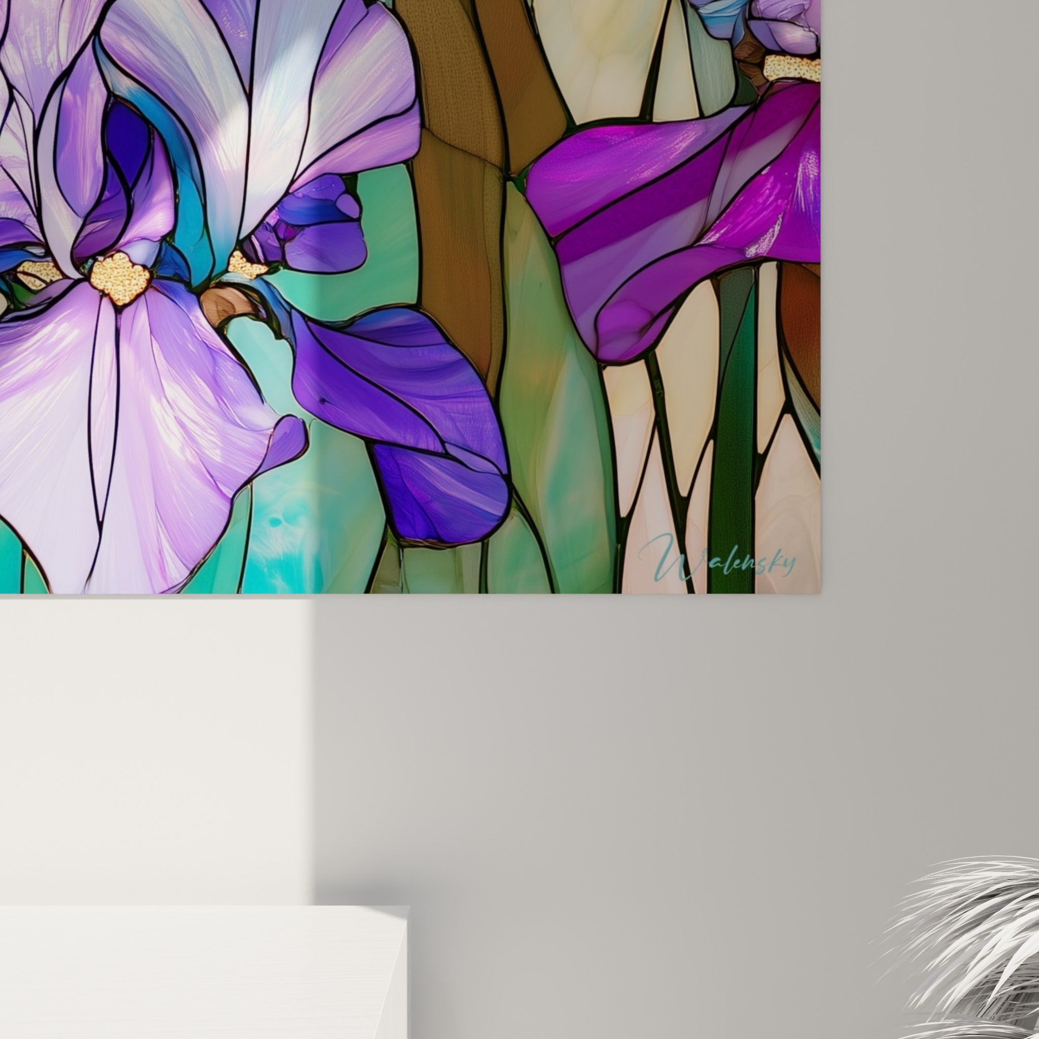 Détail des pétales d'iris violet et doré, traits noirs marqués et reflets nacrés visibles de près