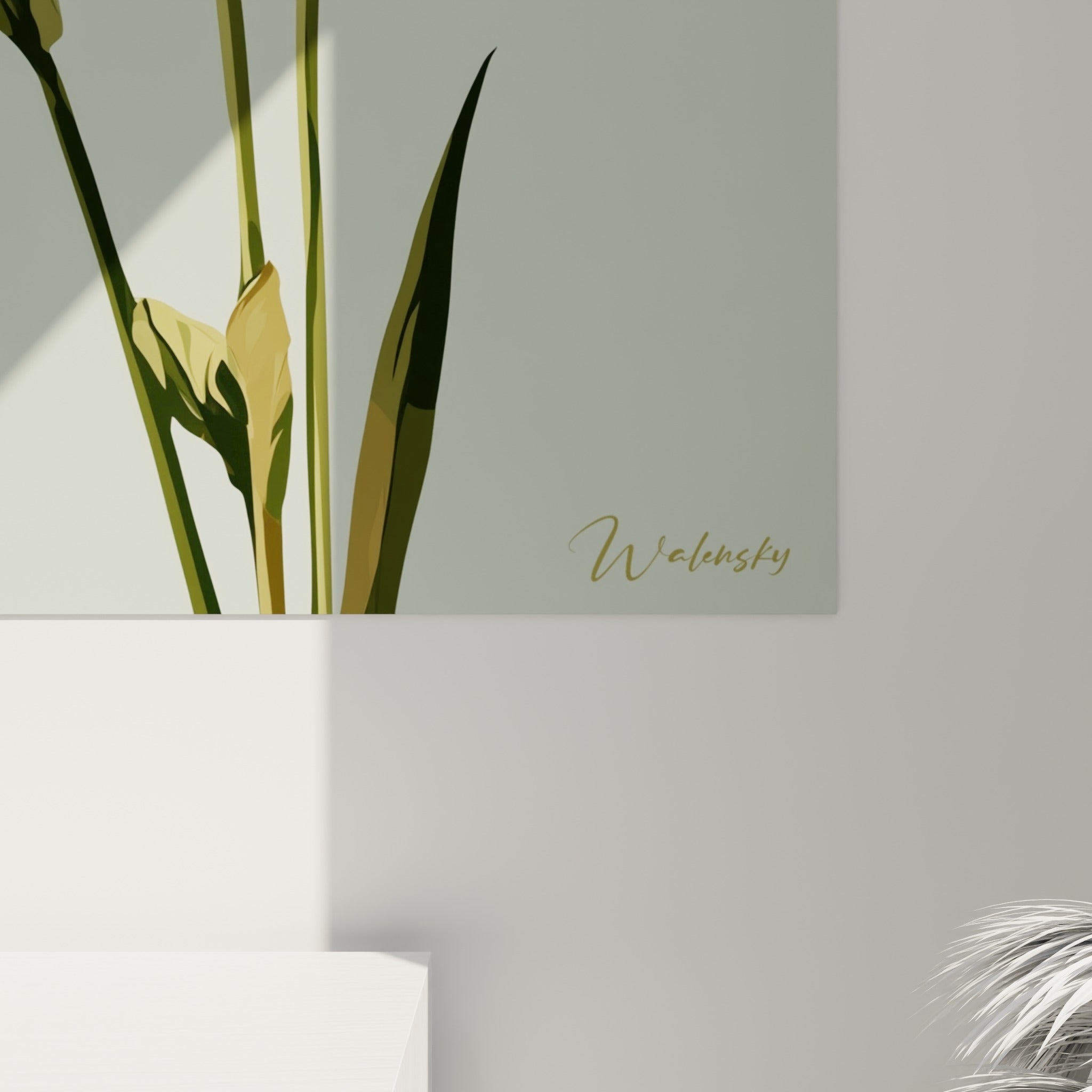 Détail des pétales blancs veinés et du cœur ocre d'un iris, contrastant avec le vert sauge texturé