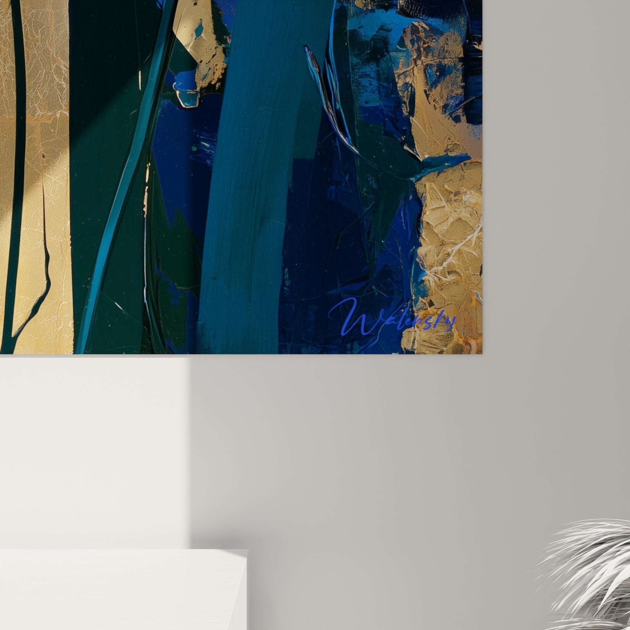 Empâtements bleu électrique et coulures dorées d'un pétale d'iris, grain de peinture et reflets métalliques