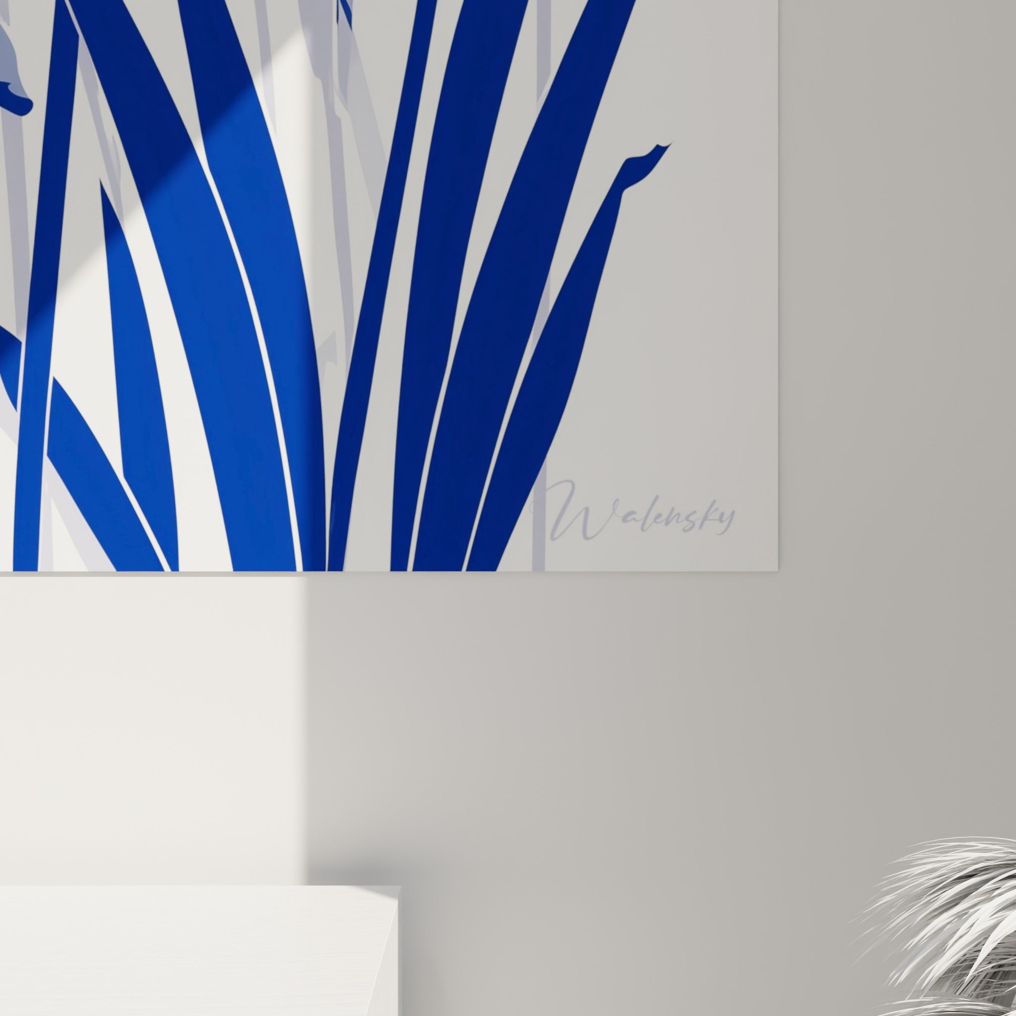 Détail des pétales d'iris où le bleu marine profond côtoie des nervures blanches finement tracées et un fond pastel