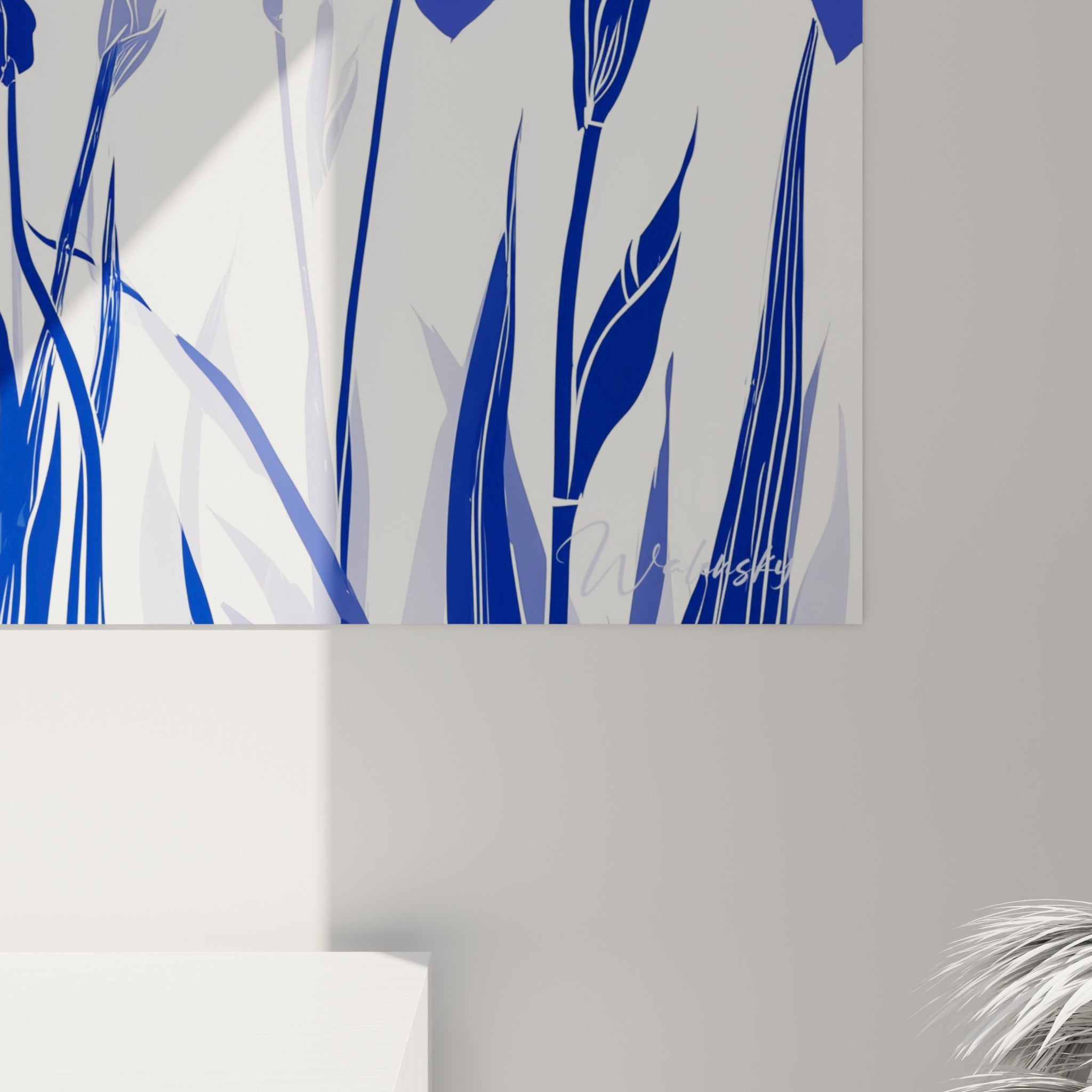Détail des pétales d'iris bleu marine soulignés de fines lignes blanches et nuances lavande