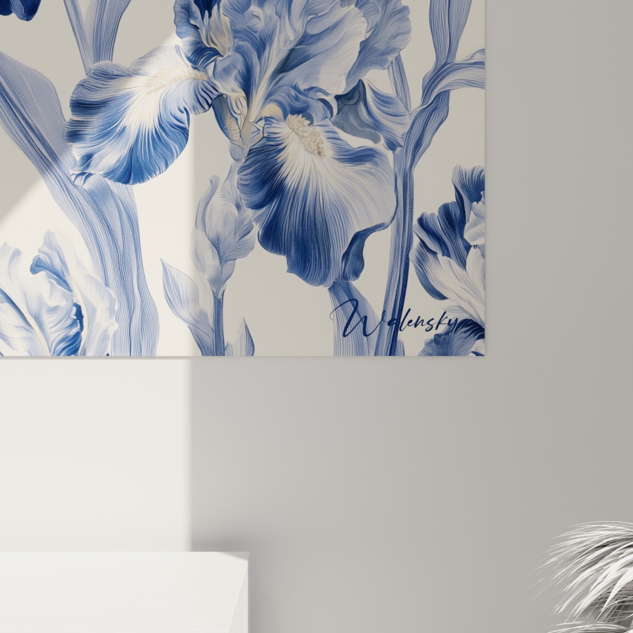 Pétales d'iris bleu marine et crème révélant le grain fin de l'impression et les nuances subtiles