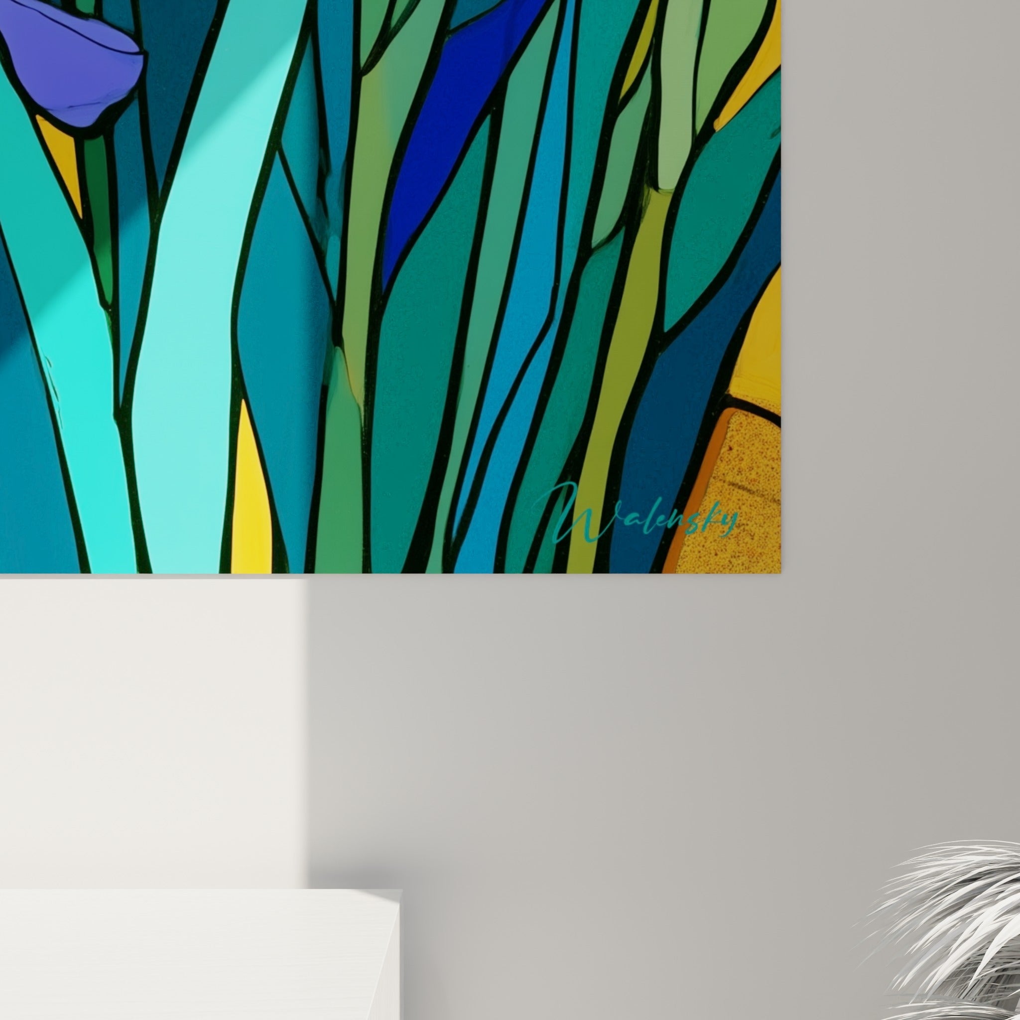 Détail des pétales d'iris bleu lavande cernés de noir, contours nets et fond jaune texturé