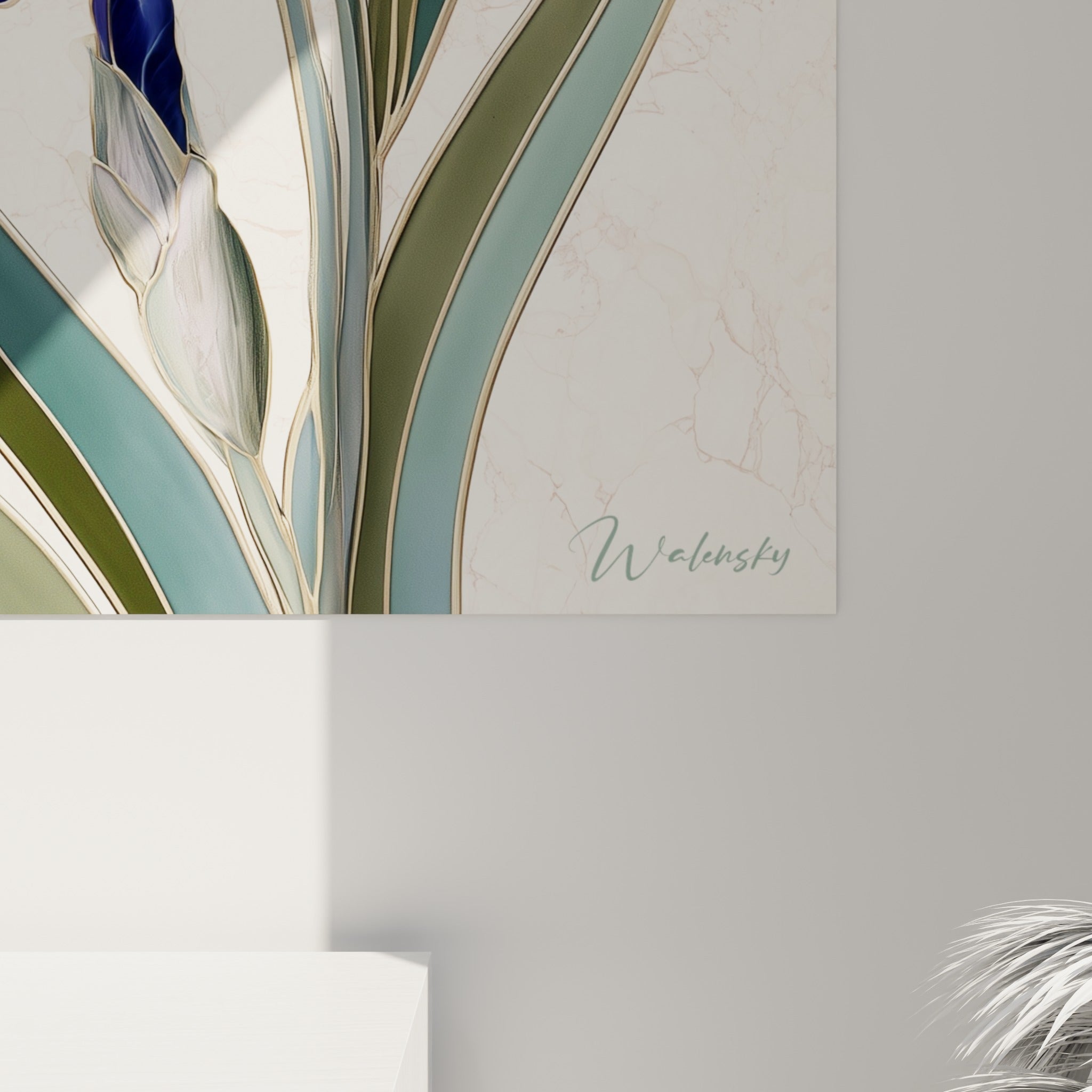 Détail des pétales d'iris violet et bleu lavande révélant les fins traits dorés façon vitrail