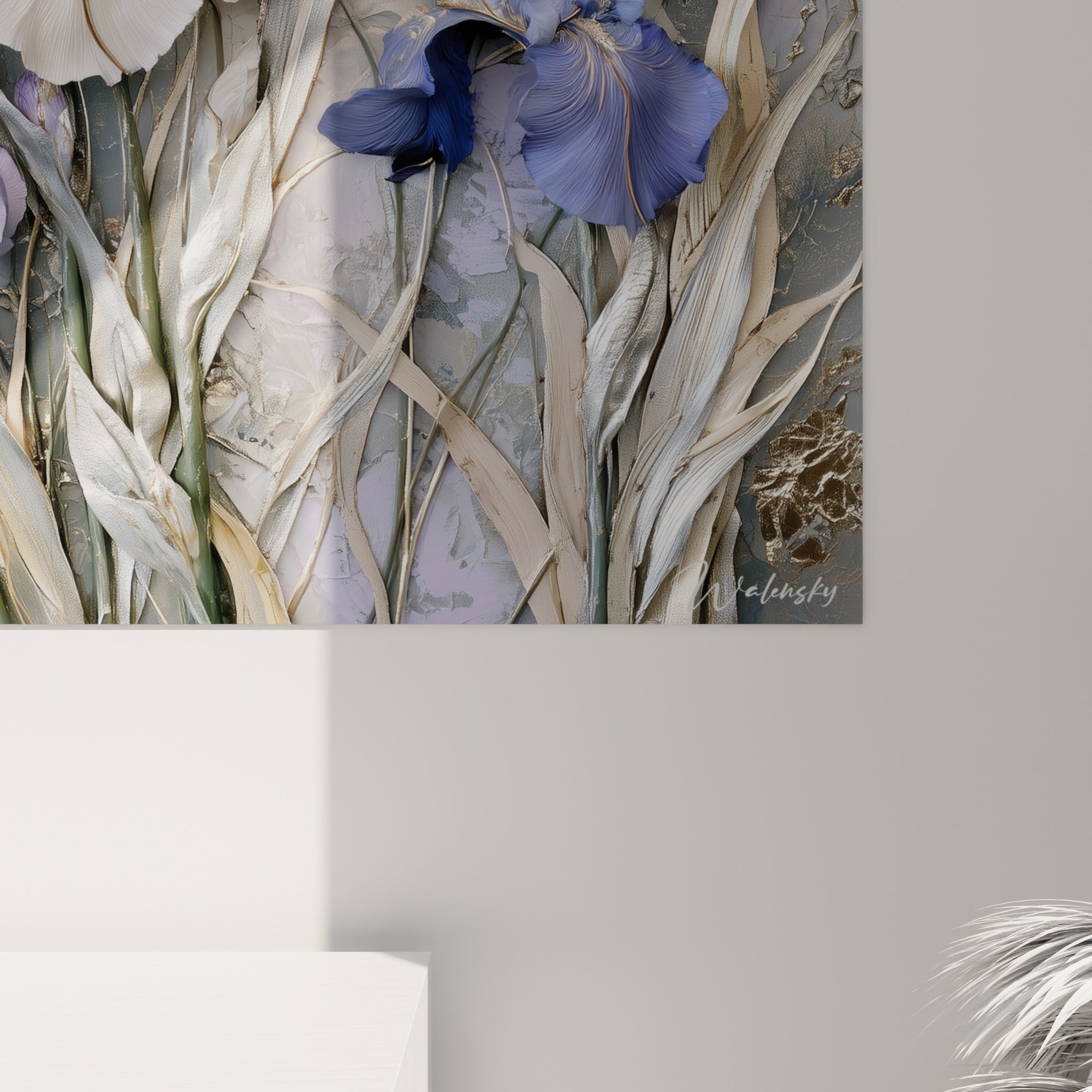 Détail des pétales d'iris lavande et blancs, empâtements dorés et nervures fines visibles de près