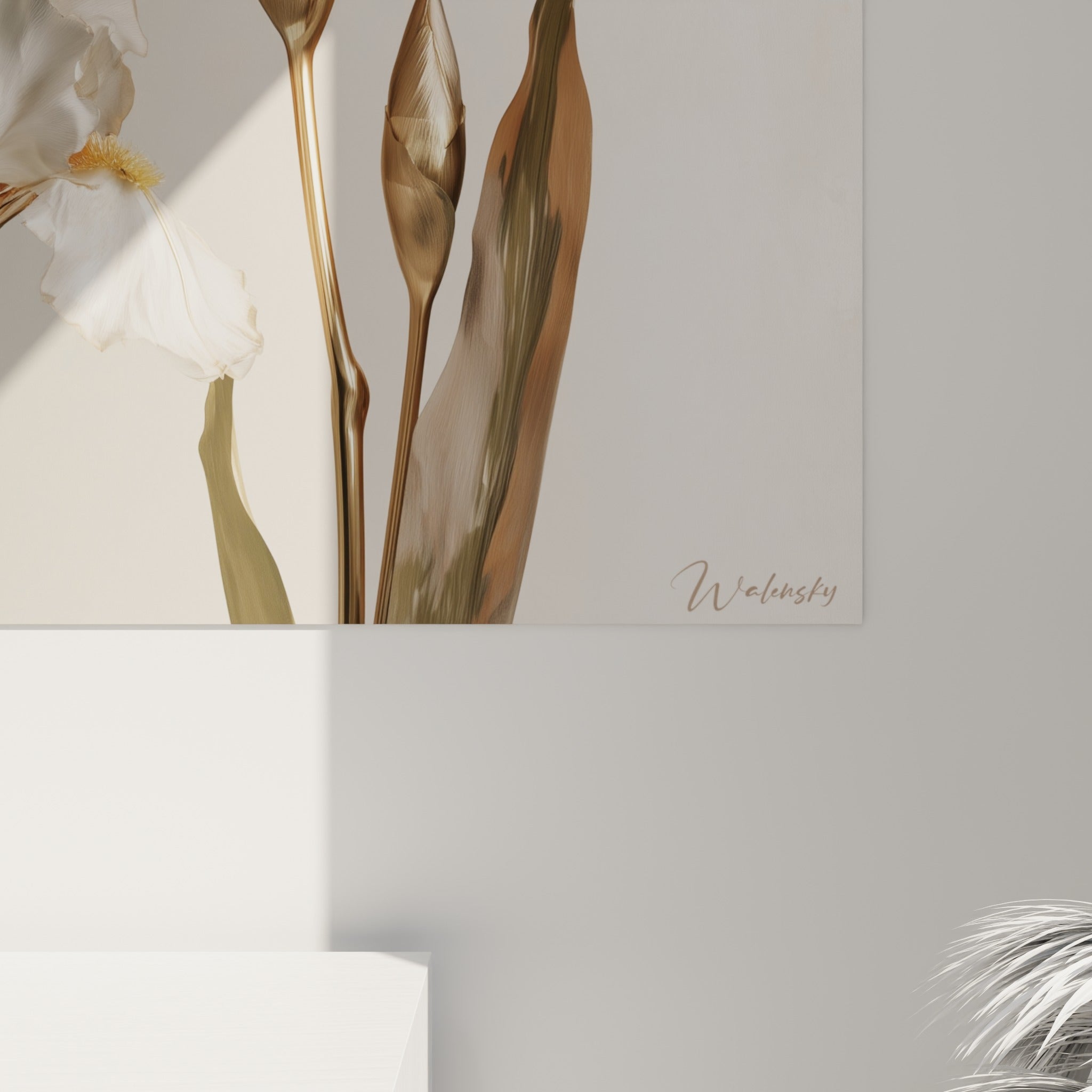 Détail des pétales dorés striés et du cœur blanc satiné de la fleur d'iris peinte