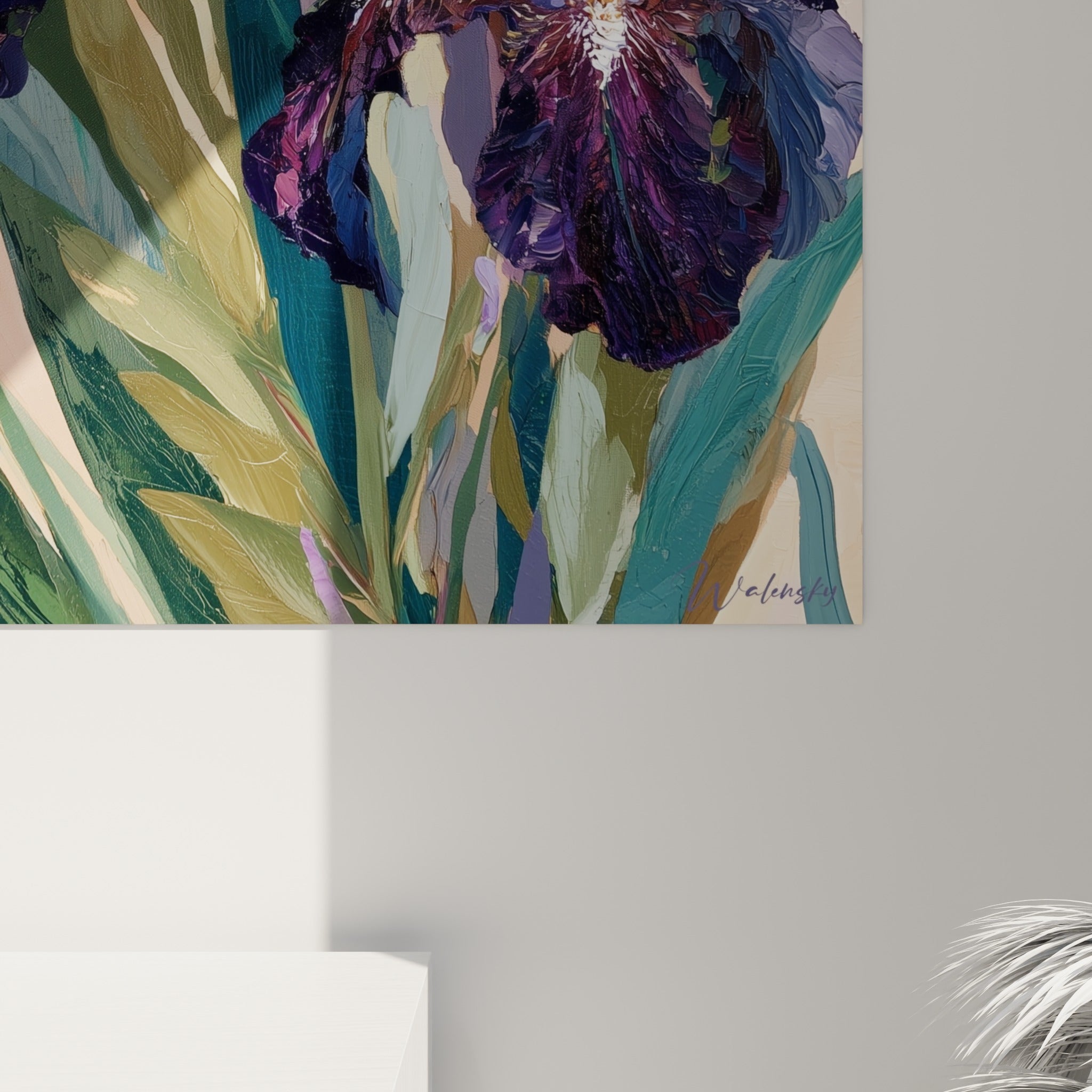 Détail des pétales d'iris où l'empâtement crème et aubergine révèle une matière épaisse et vibrante