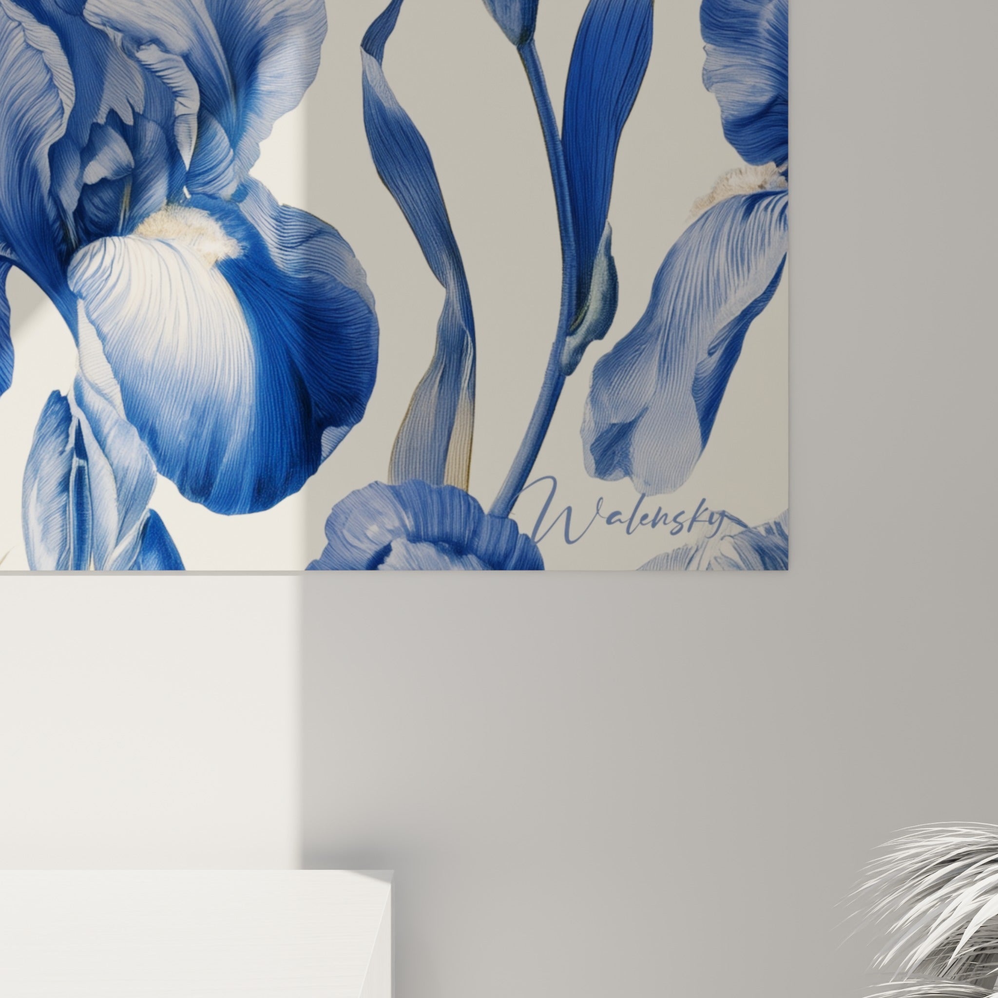 Détail des pétales d'iris où le bleu marine se fond en dégradés de bleu pastel sur fond crème texturé