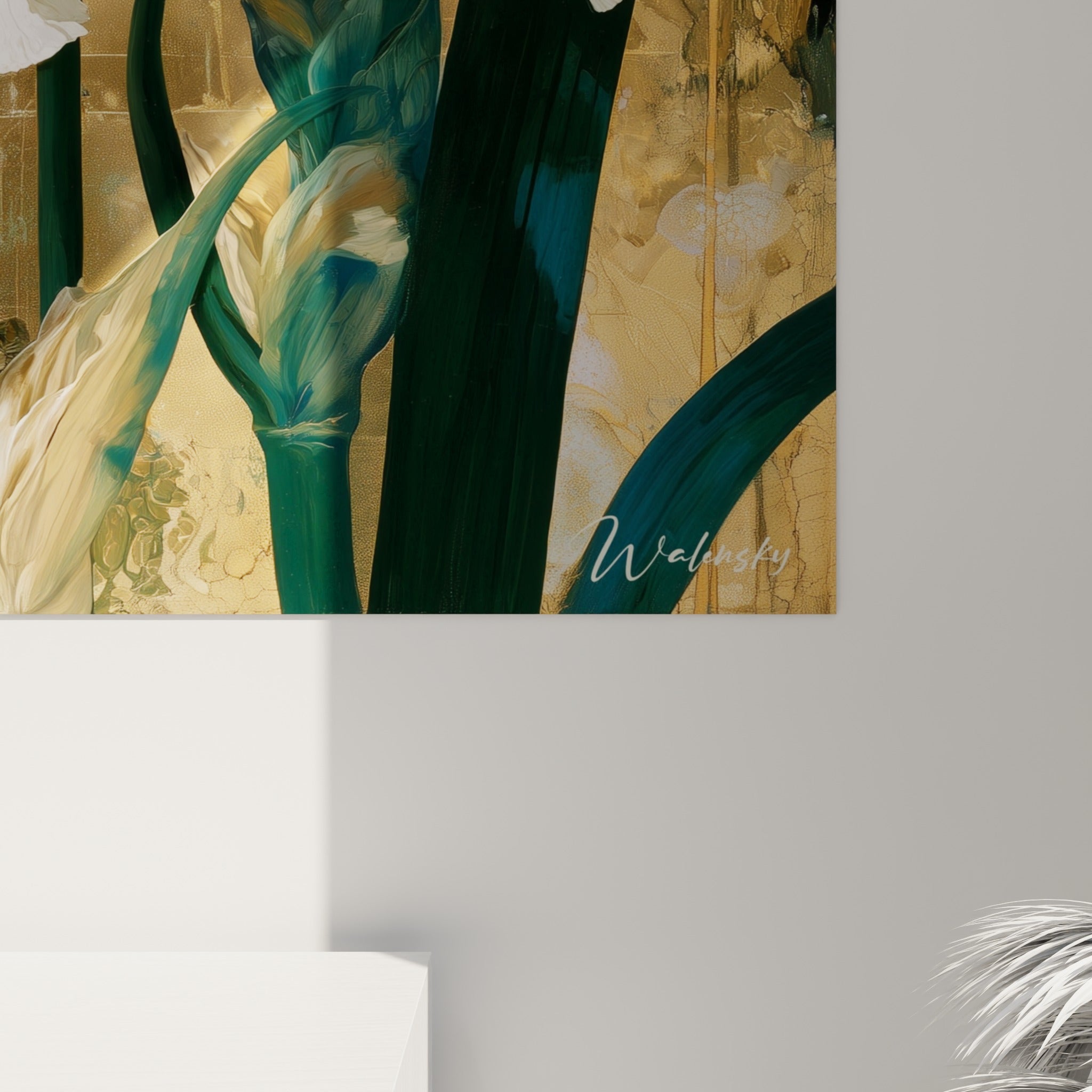 Détail des pétales d'iris blanc nacré et du grain doré texturé aux reflets métalliques et veines fines