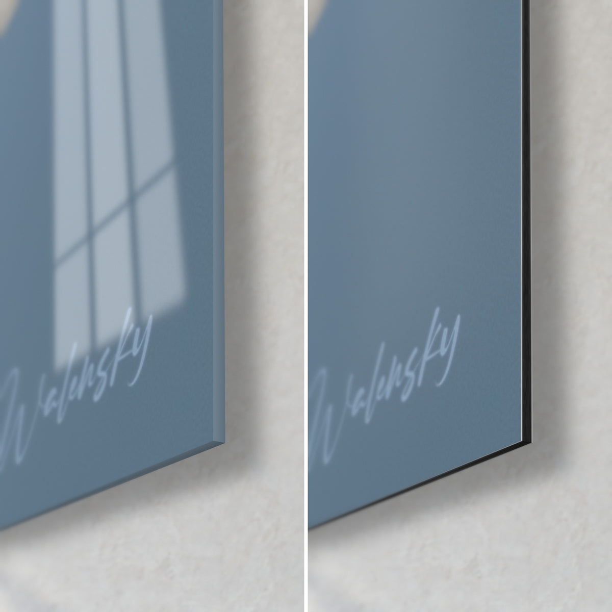 Schilderij irisblaadje in lavendelblauw en grijze achtergrond, rechtsonder: glanzend glas dat het raam weerspiegelt, mat zwart Dibond