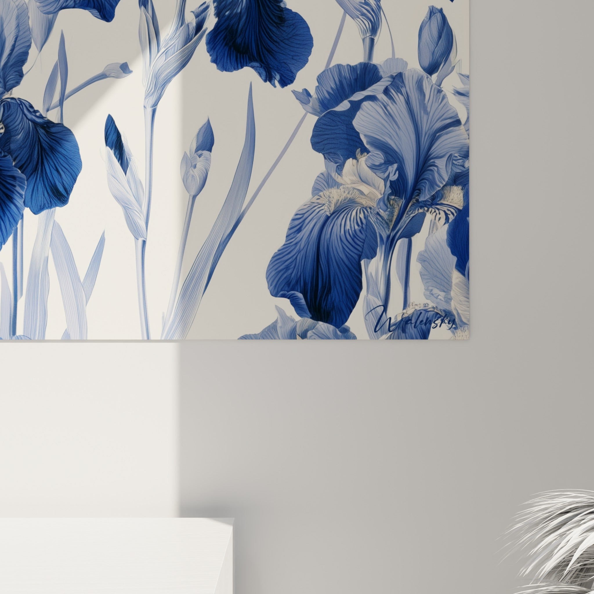 Grain fin des pétales d'iris bleu marine et blanc cassé, veines nettes et détails dorés visibles