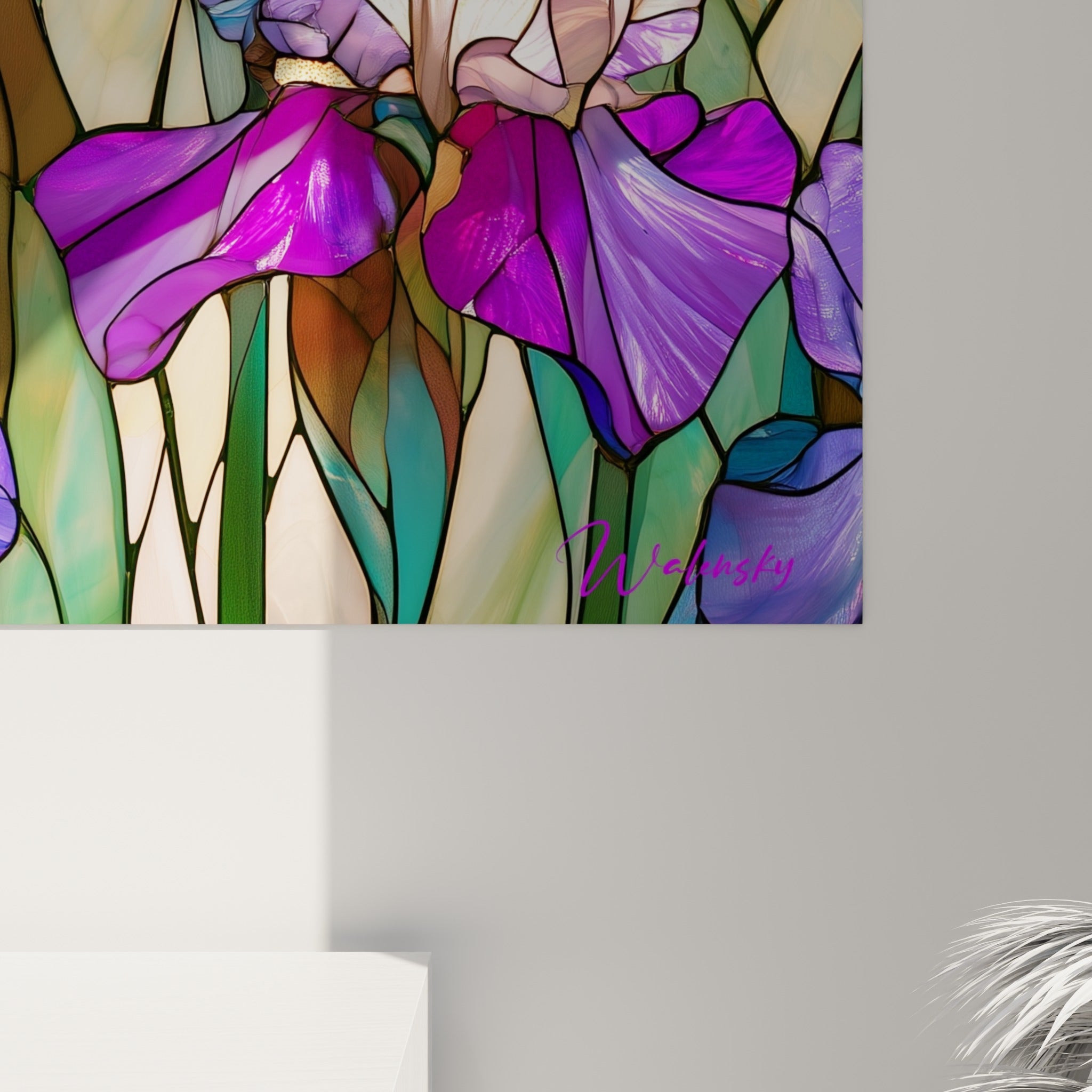 Détail des traits noirs et nuances violet-bleu marine séparant les pétales d'iris façon vitrail