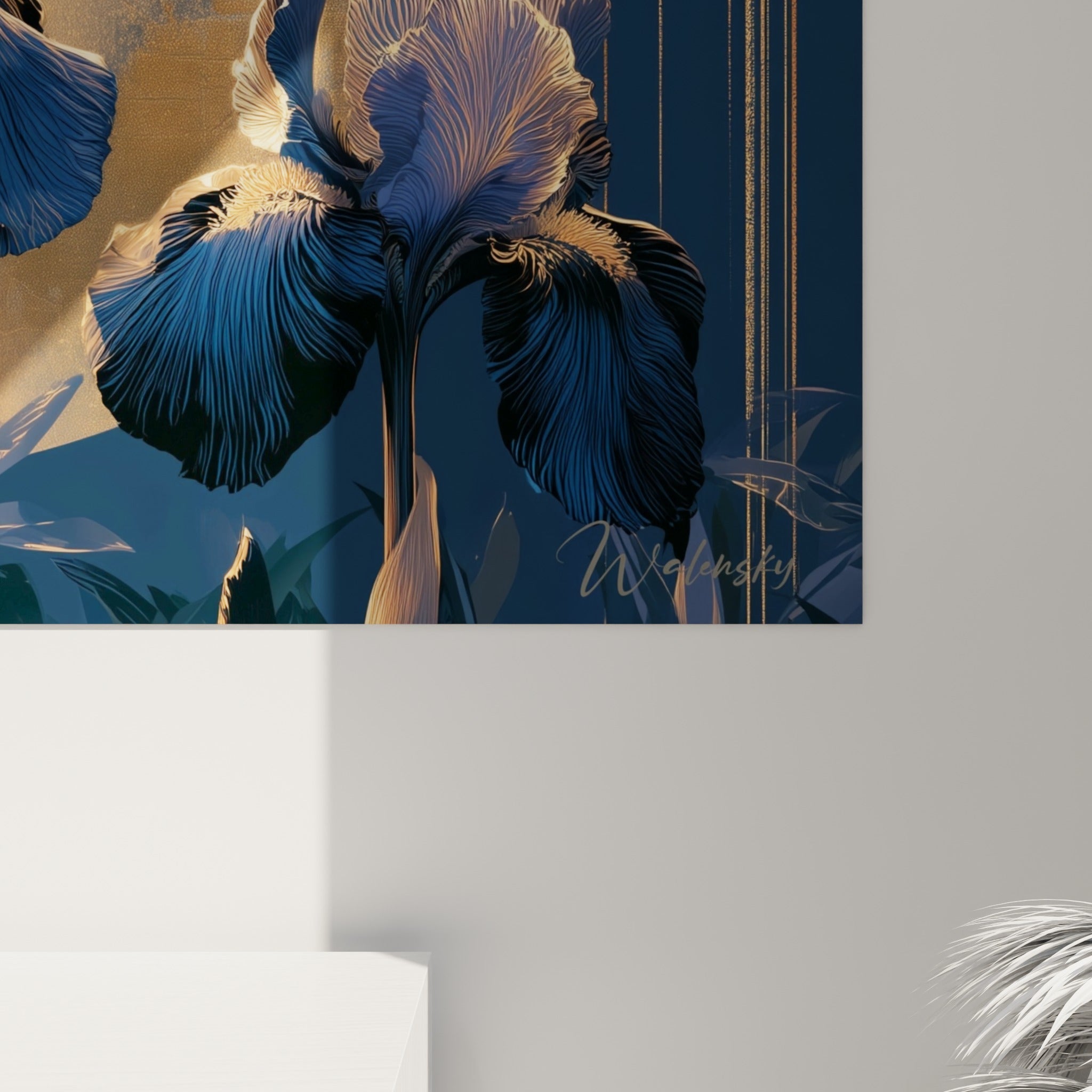 Détail des pétales d'iris finement gravés, traits bleu marine et filets dorés se croisant sur la toile