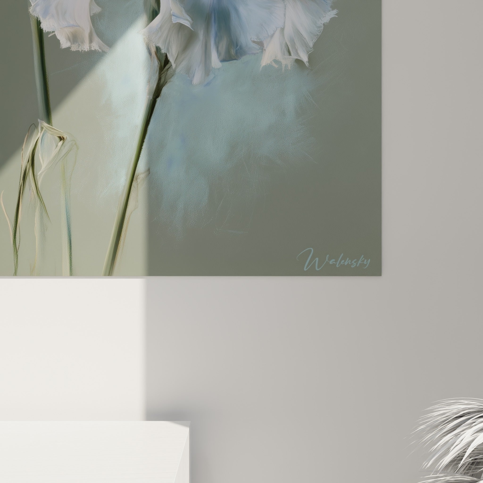 Nervures et plis des pétales blancs d'iris se détachant en gros plan sur une matière veloutée turquoise