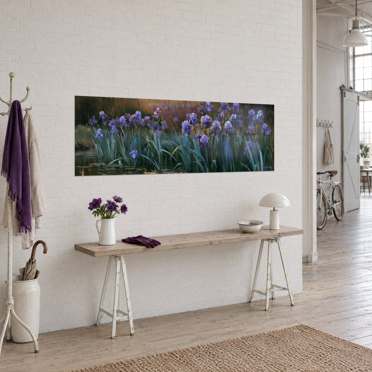 Schilderij met een weelderige massa paarse en lavendelkleurige irissen, donkergroene stengels aan de waterkant, schuin opgehangen boven een houten console