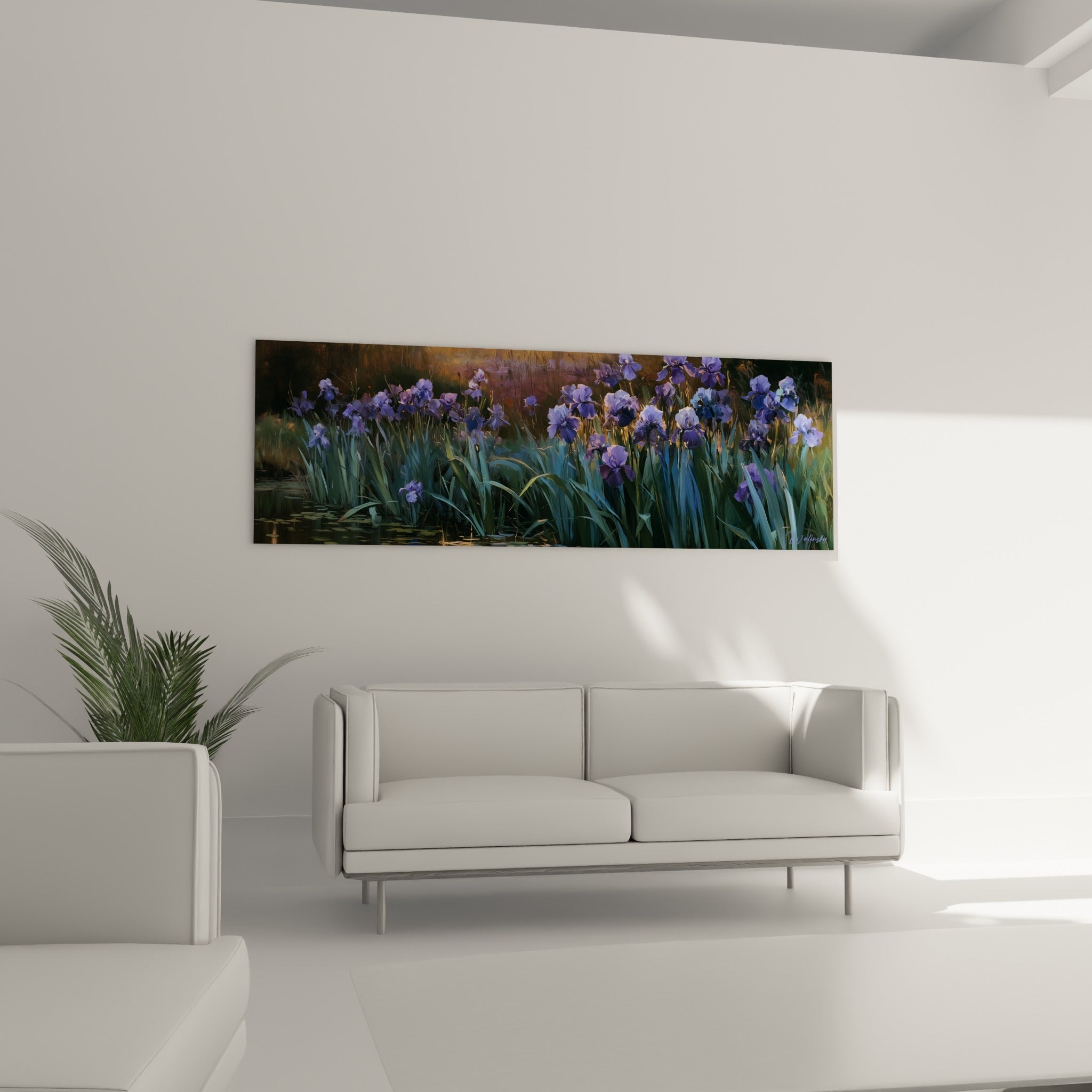Bouquet d'iris violacés et dorés accroché au-dessus d'un canapé dans un salon lumineux