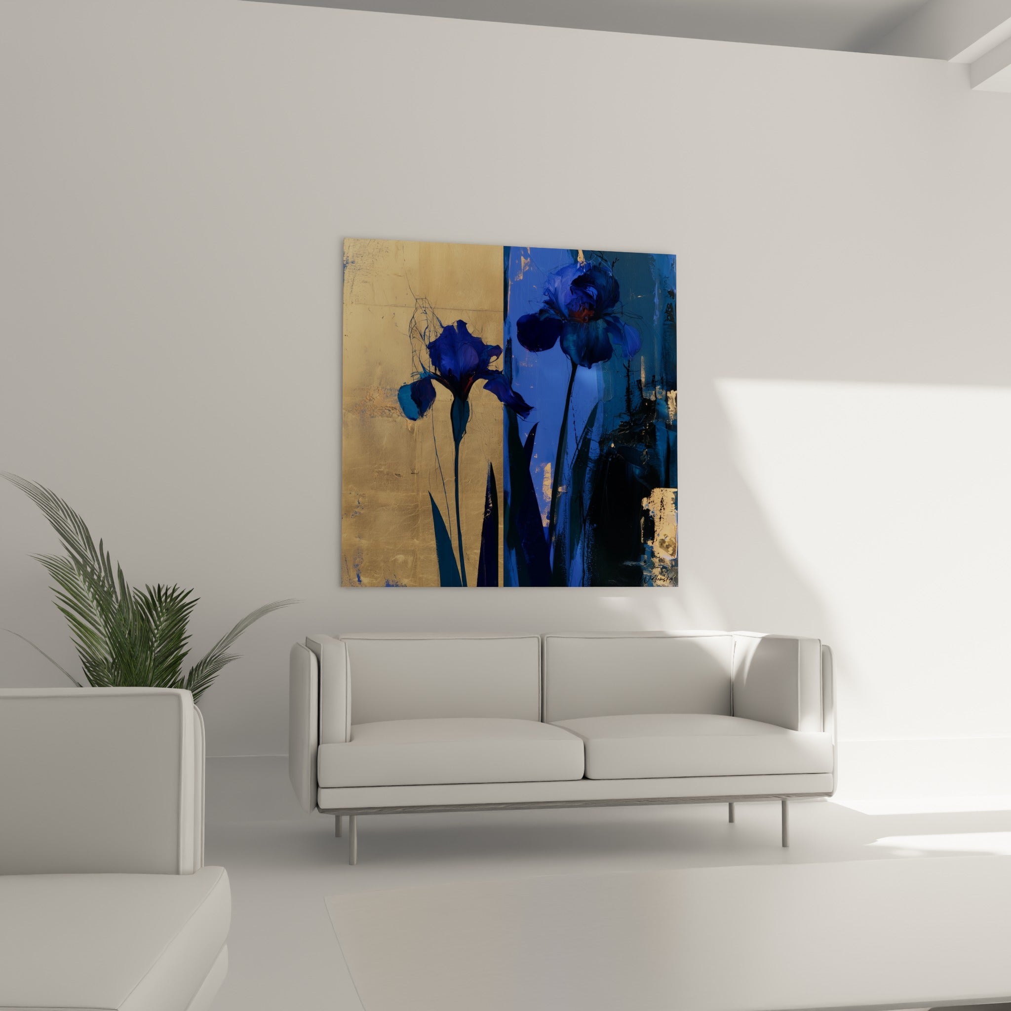 Composition florale iris bleu profond et fond doré texturé, au-dessus d'un canapé dans un salon lumineux