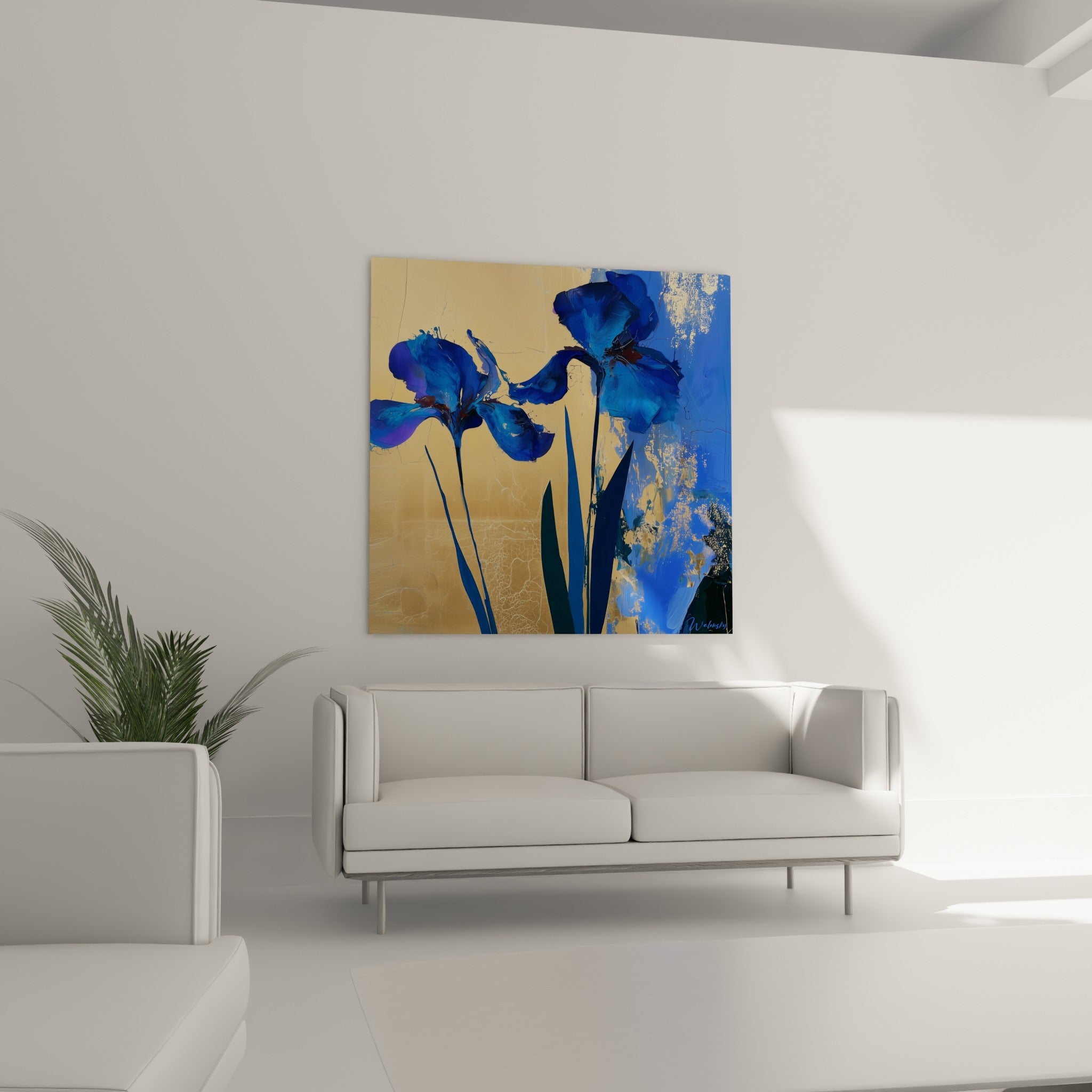 Pétales d'iris bleu indigo sur fond doré texturé, au-dessus d'un canapé dans un salon lumineux
