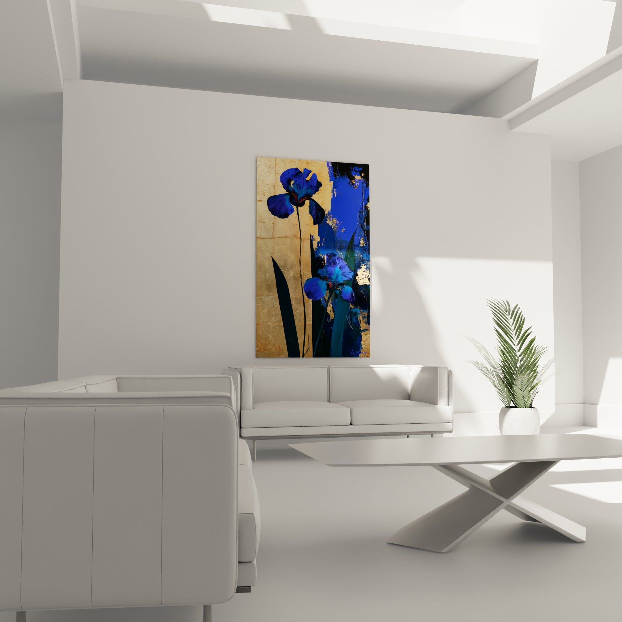 Fleurs d'iris bleu marine sur fond doré éclatant, au-dessus d'un canapé dans un salon lumineux