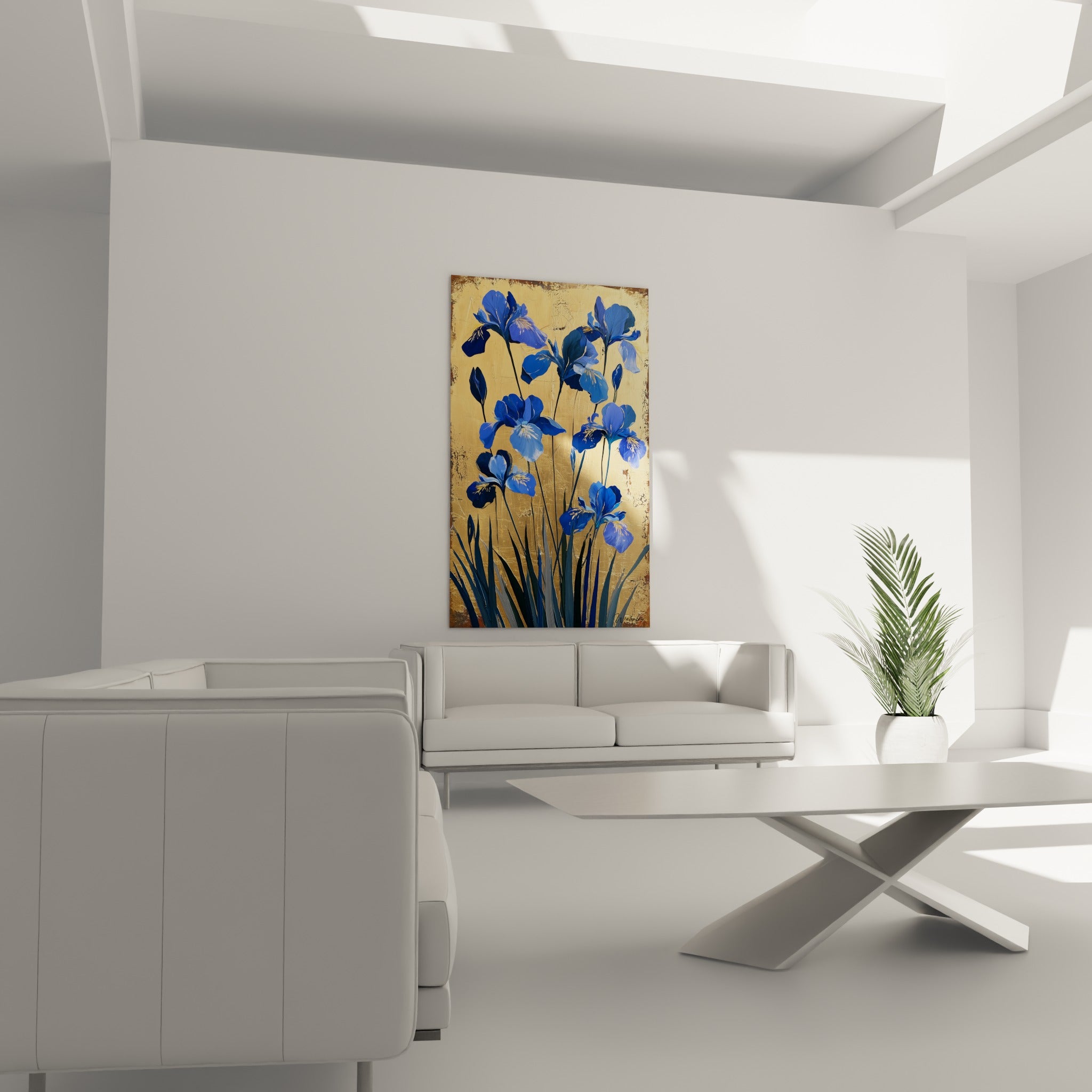 Fleurs d'iris bleu indigo et fond ocre doré suspendues au-dessus d'un canapé dans un salon lumineux
