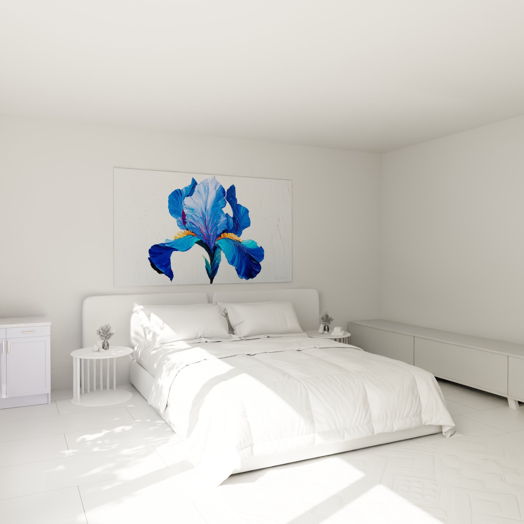Fleur d'iris bleu marine et doré déployée au-dessus d'un lit dans une chambre claire